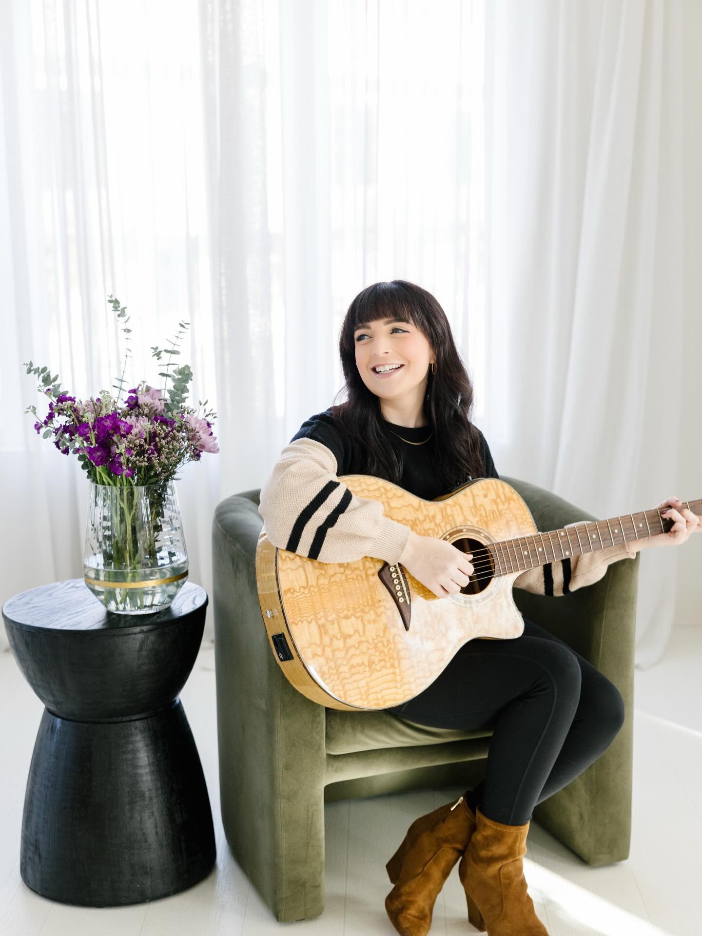 Music has an incredible way of supporting our emotional and mental wellness. 💛 Here are 5 benefits of music therapy:
	1.	Reduces stress + anxiety
	2.	Improves emotional expression
	3.	Supports regulation of the nervous system
	4.	Boosts mood + confi