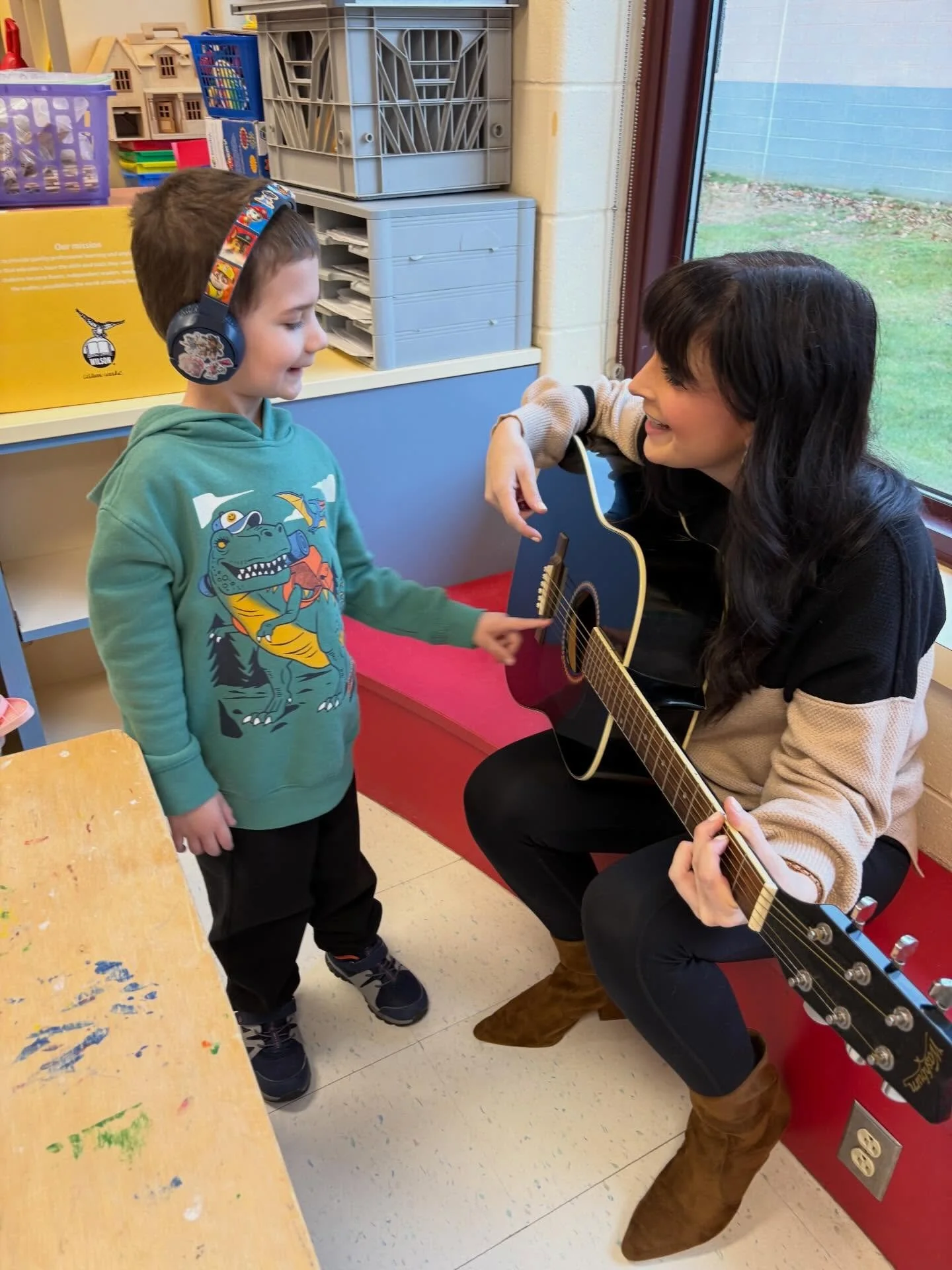 Smiles, connection, and shared rhythm. Moments like this remind me why music is such a powerful bridge. 🎸💛 #MusicTherapy #autism #guitar #music #neurodiversity #therapy #wellnessjourney