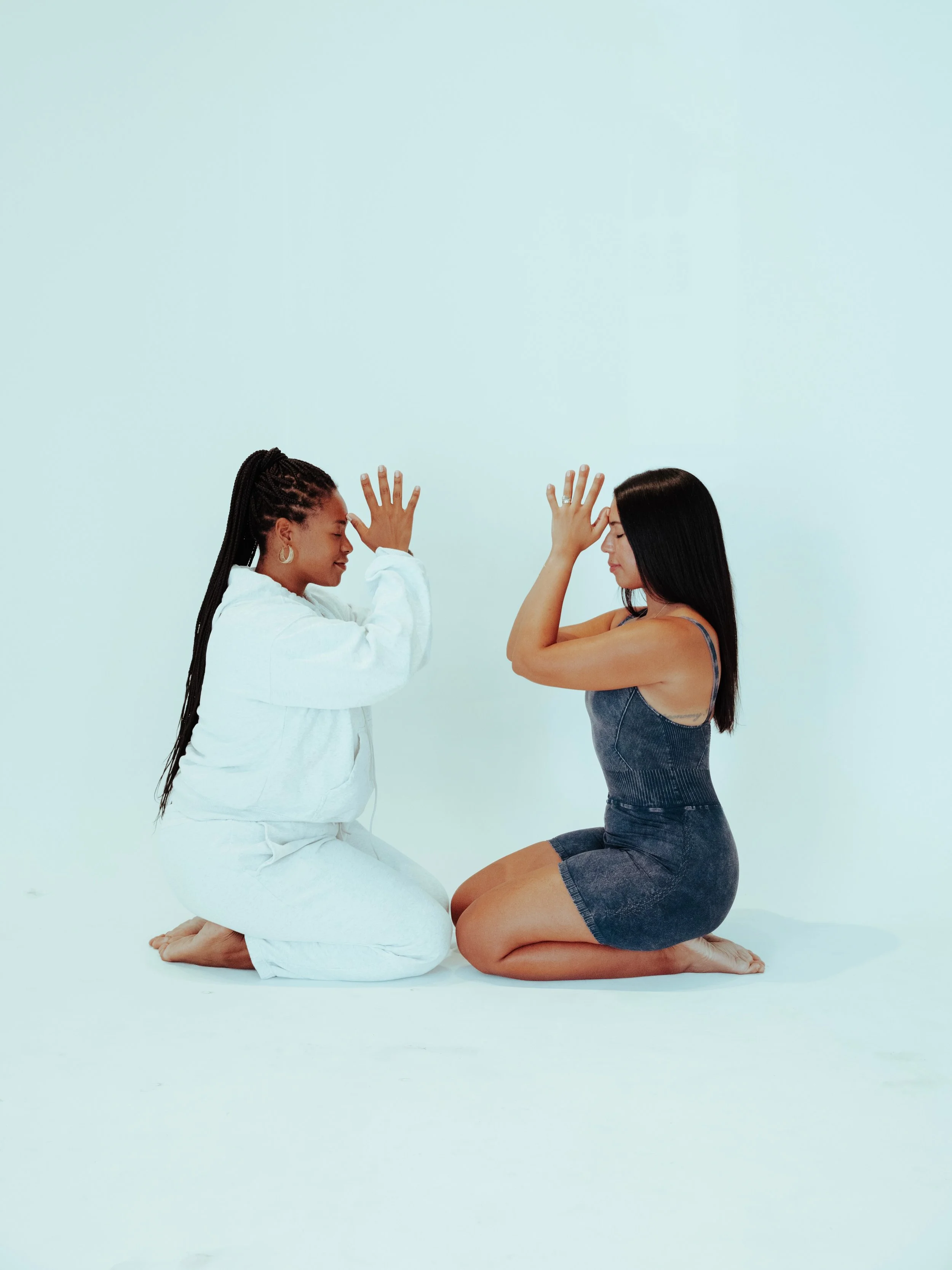 Good yoga 🤝🏽 good people

📸 @hivibecreations_