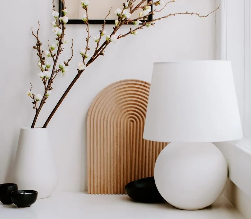 Minimalist decor with a white table lamp and vase—in a calming Minneapolis therapist space