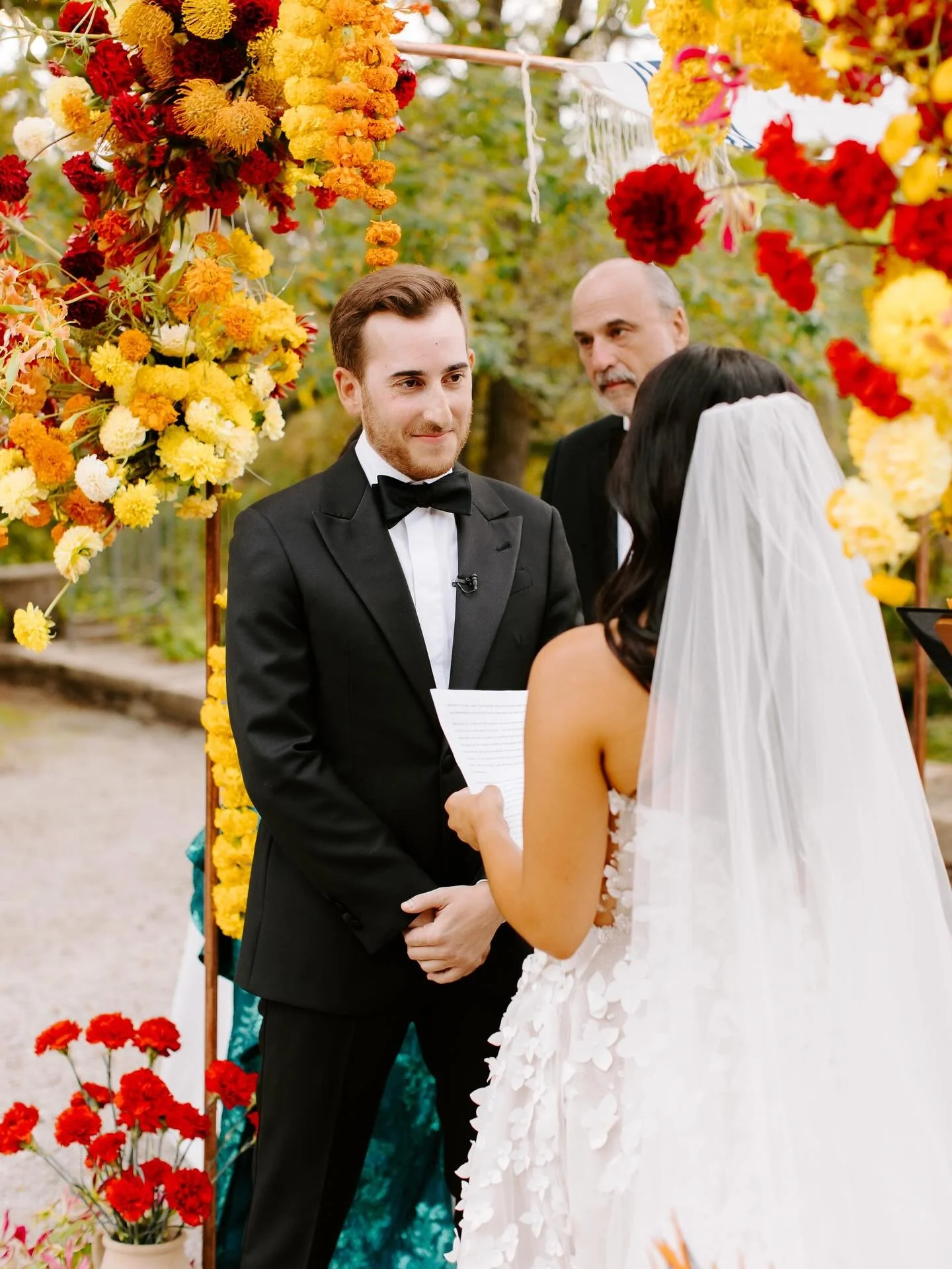 An autumn wedding day in Boston! Second shot for @laurapowersphoto 🍂 💛 #bostonweddingphotographer #bostonwedding #newenglandweddingphotographer