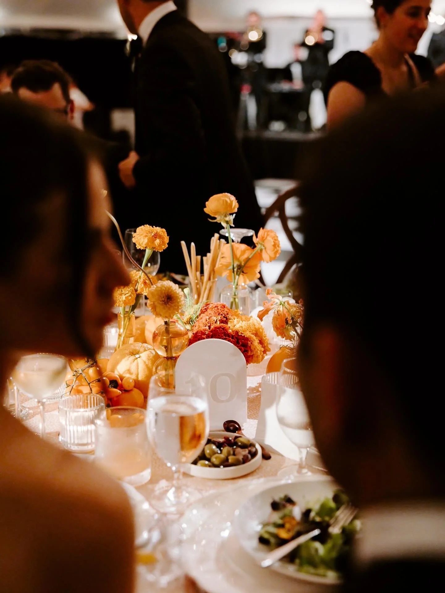 throwing it back to a perfect fall night back in Boston with @laurapowersphoto! 💋🫑🍷🍂SYDNEY and NOAH incorporated both elegance and tradition into their reception with a continuous dance floor including a live band and of course the Hora! Their re