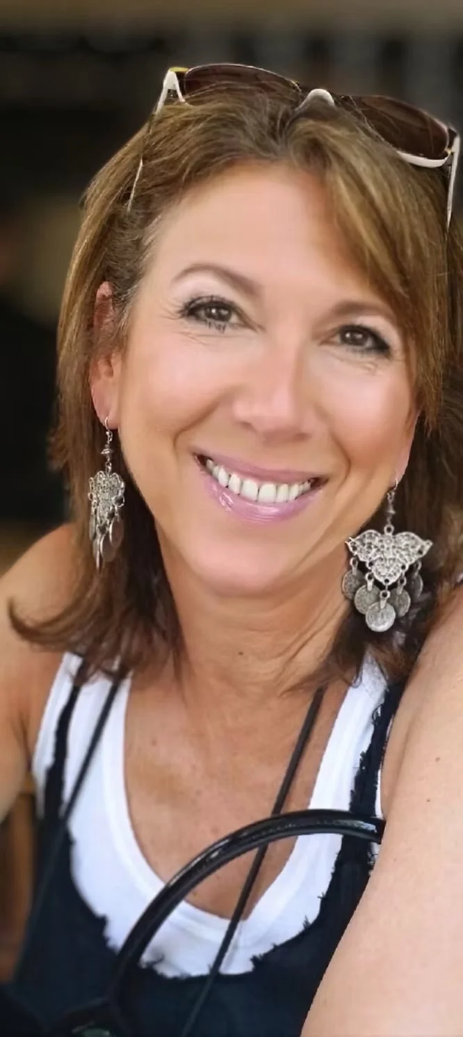 Portrait of Debbie Konner smiling as a certified holistic spiritual life coach and licensed hypnotherapist.