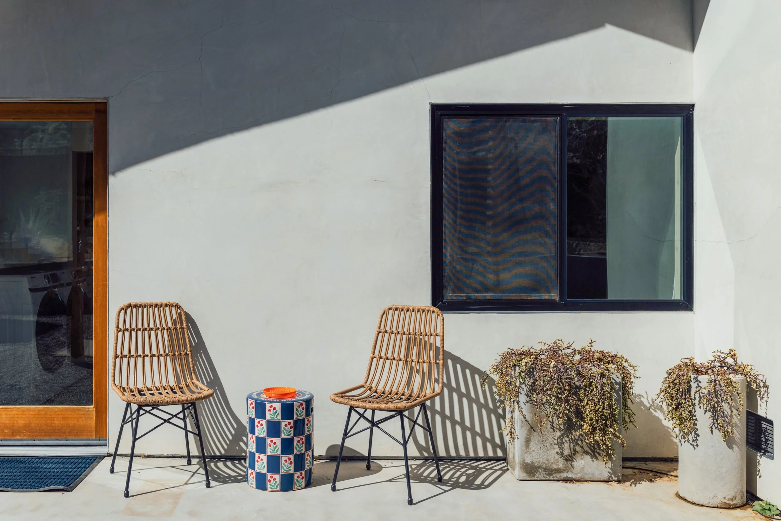Quiet nooks for the best conversations.🦋

📸 @junechoiarchitecture 
&bull;
&bull;
&bull;
#joshuatree #desertretreat #airbnbhomes #boutiquestay #desertvibes