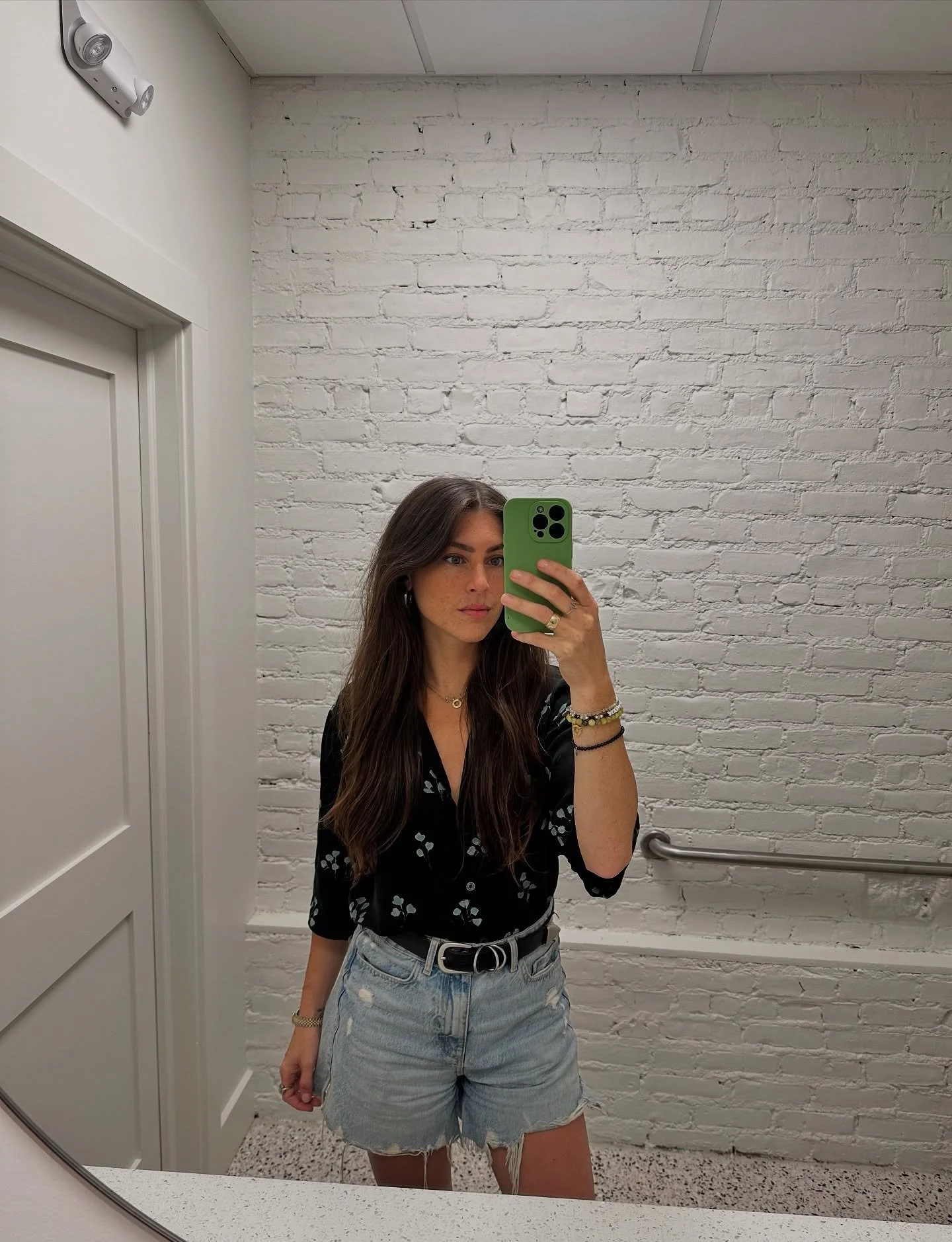 The art of looking like you didn&rsquo;t try (but we totally did) 😉 
Lived-in, undone, and exactly how we like it. 

Ready for your glow up? 
Book @themanehaven ✨

#themanehaven #livedinhair #hairinspo #coolgirlhair #westchesterny #westchestersalon 