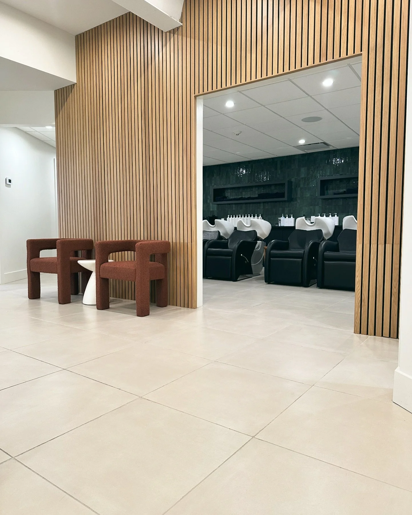 🫧 Where the magic starts &mdash; relax, rinse, and renew in our dreamy shampoo sanctuary 🫧 

#themanehaven #livedinhair #westchestersalon #nyhairstylist #nychair