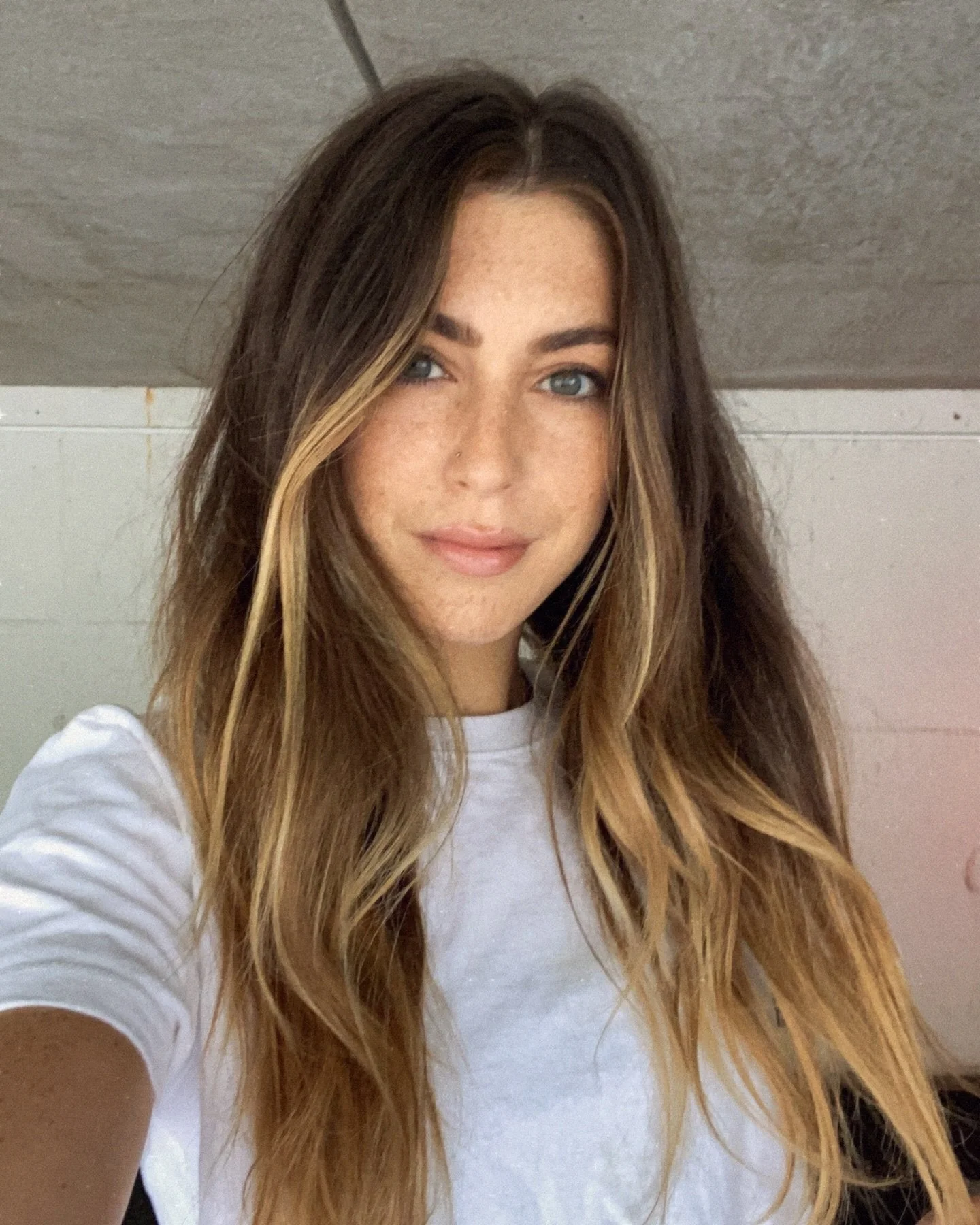 Throwback to my color before I chopped my hair! Now that it&rsquo;s long again, do I go back to bits of brightness around my face and ends or stay closer to my natural brown?! Help me decide! 🤔😊