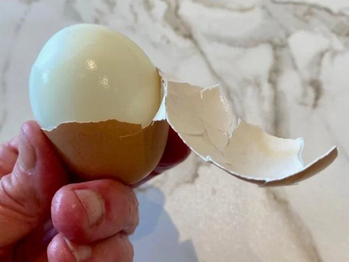 peeling a hard boiled egg