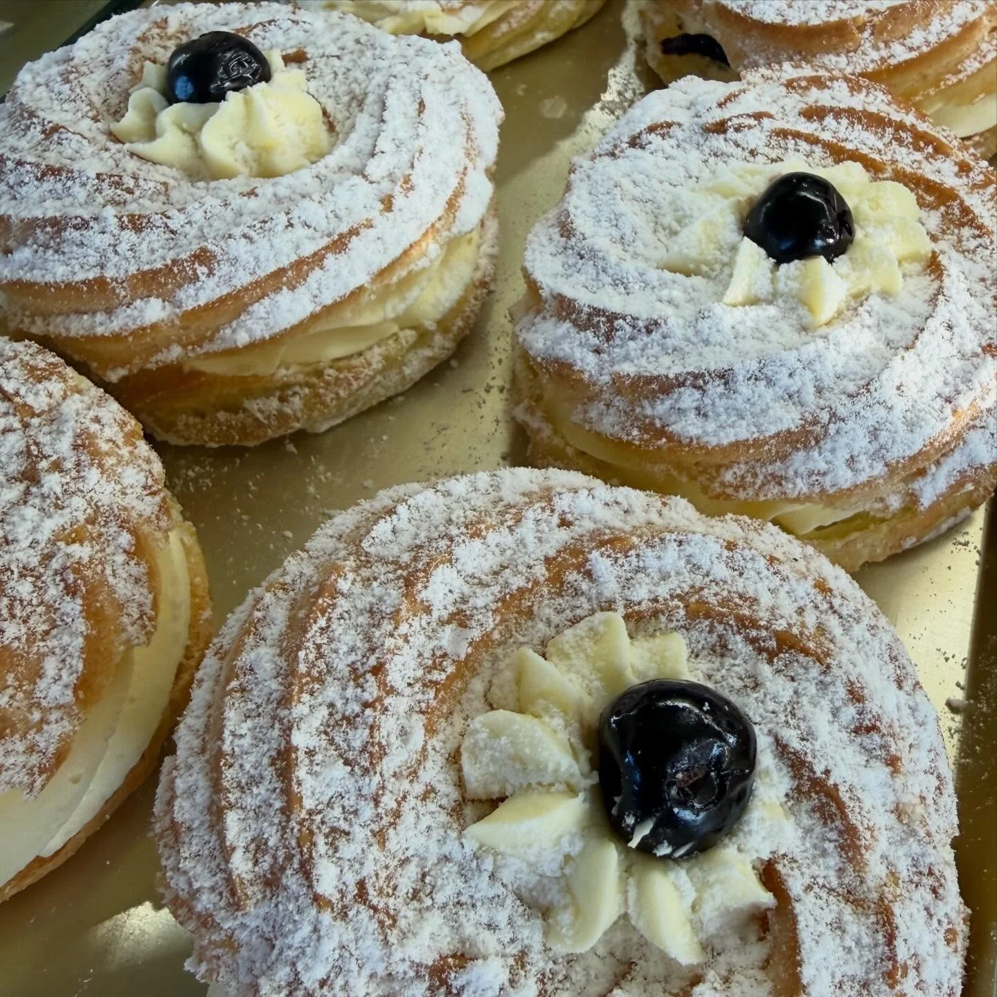 Zeppole SZN! If you know, you know 
* Traditional * Nutella *Pistachio *Strawberry *Ricotta *Peanut Butter