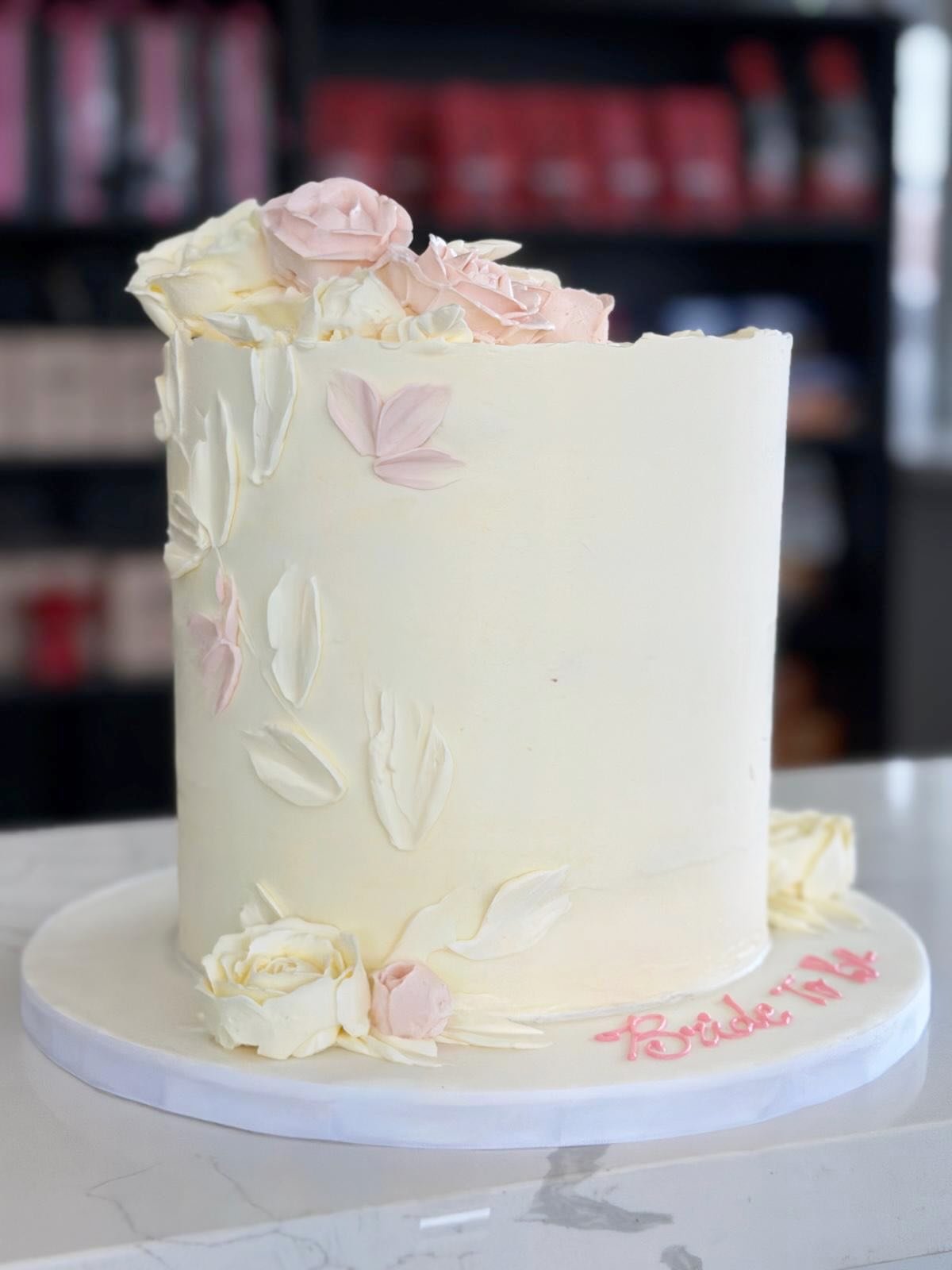 Bridal SZN 🌸🦢💍 

#bridal #customcake #mercatofinefoods #eventplanning #ladolcevita❤️