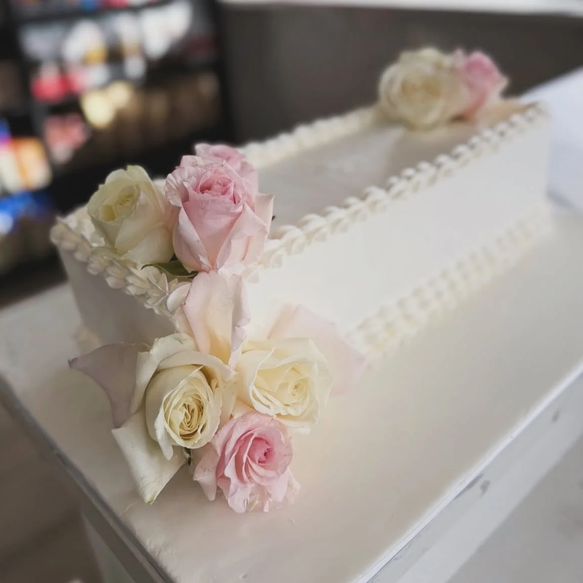 The rectangle trend 👌🏻 

#mercatofinefoods #bridal #trending #pastryart #alloccassions