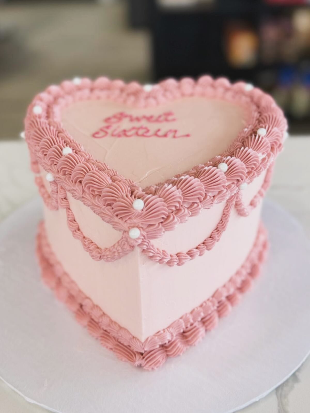 Buttercream ribbon work 🎀&hellip;. It&rsquo;s all about the details. 

#mercatofinefoods #bolton #pastryart #buttercream #delicious