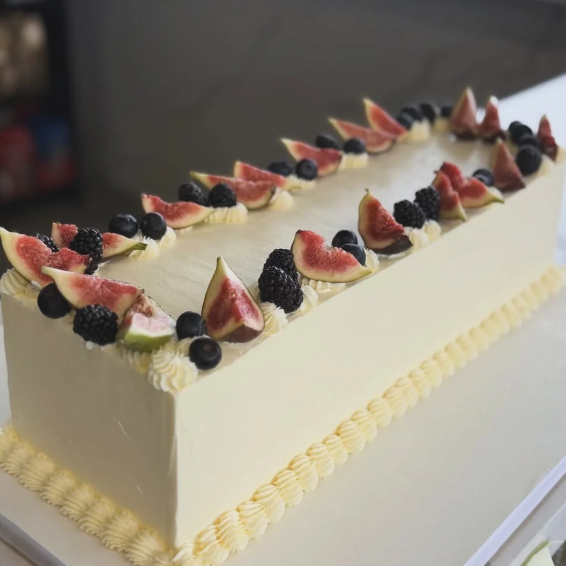 When the cake is perfection👌🏻 

#mercatofinefoods #eventszn #pastryart #wedding #delicious