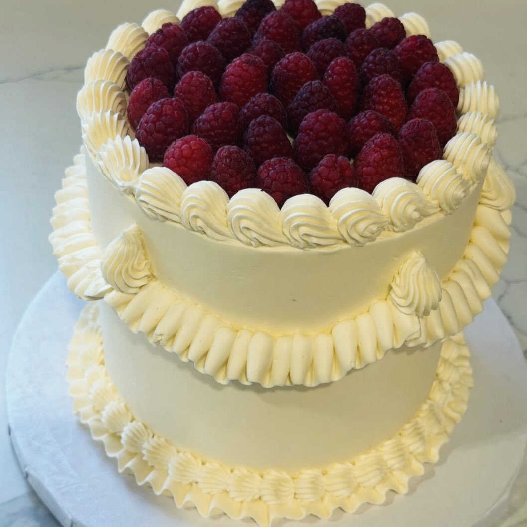 Buttercream ribbons 🎀 

#mercatofinefoods #bolton #customized #pastryart #buttercream