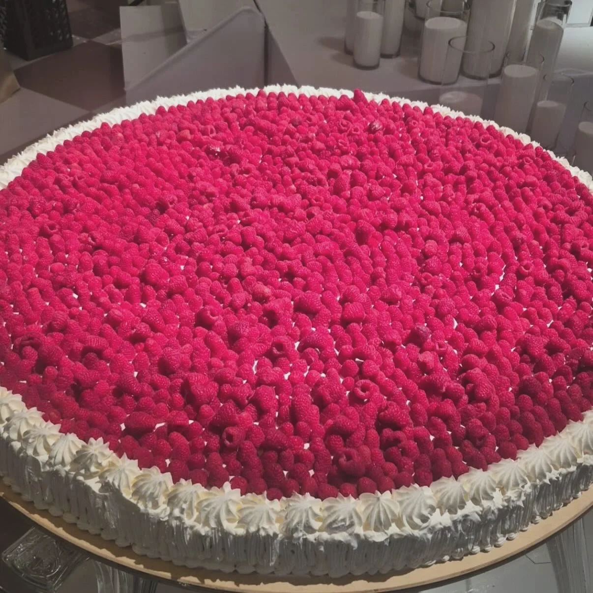 The showstopper 🥂🤍

#mercatofinefoods #weddingcakes #events #pastryart #raspberry