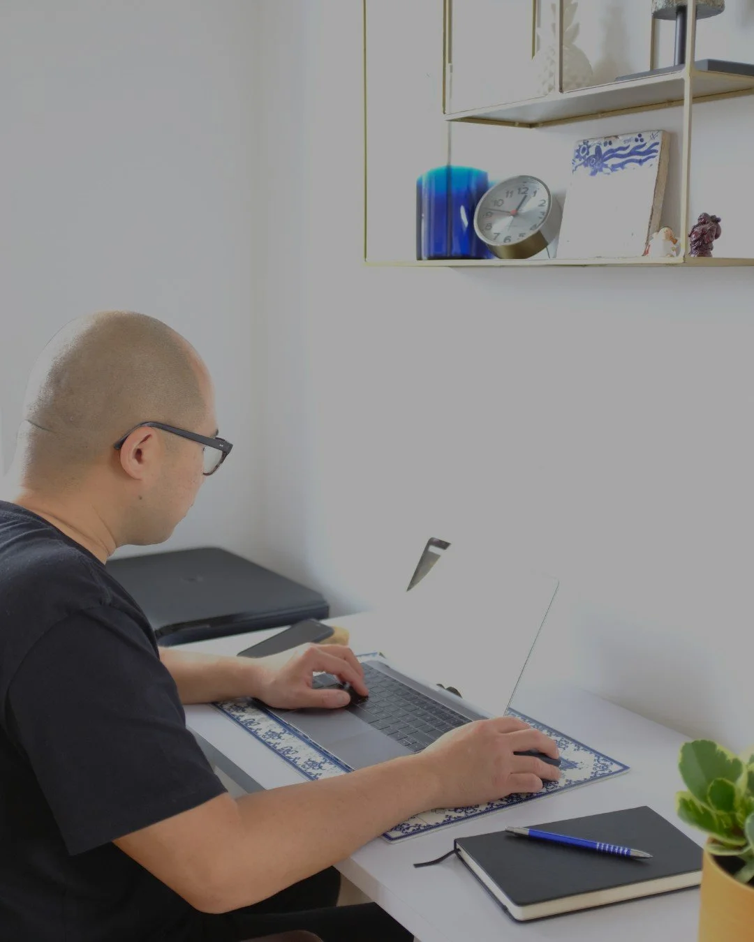 Most first-time entrepreneurs think they need to figure everything out alone.

The website.
The offer.
The message.
All of it.

That creates anxiety before anything even begins.

When we work together, it is not about building a 5-page site.
It is ab