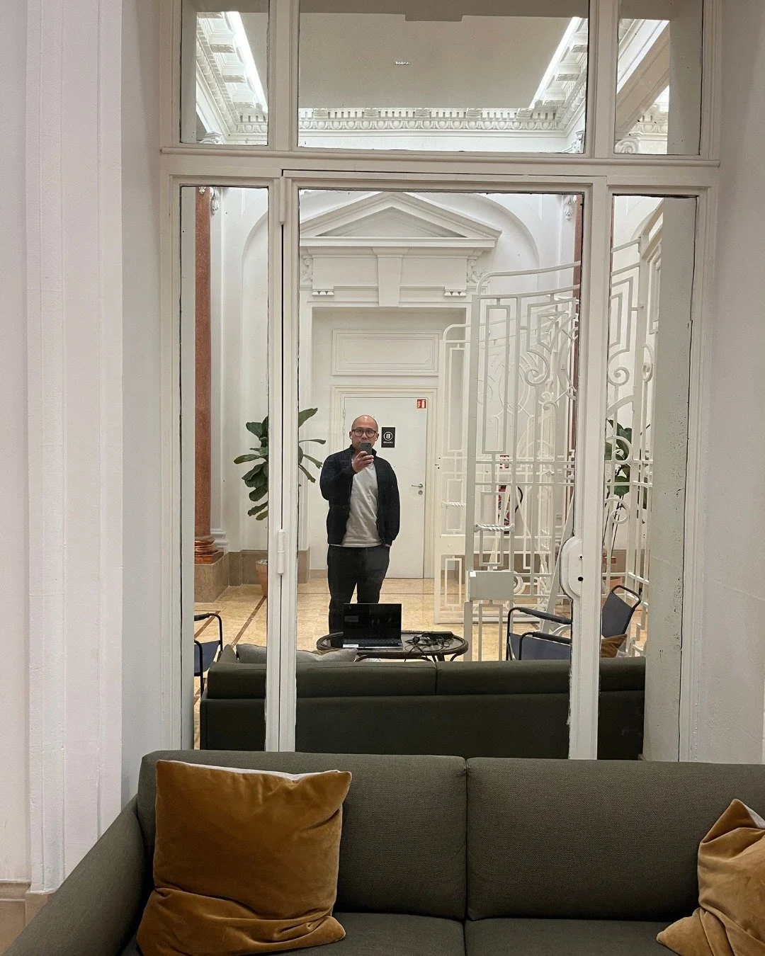 100+ websites later, one lesson stands out.

The design doesn&rsquo;t sell, clarity does.

I&rsquo;ve worked with coaches, consultants, and founders.
Some had big budgets.
Some started with nothing.

The best results never came from fancy visuals.
Th