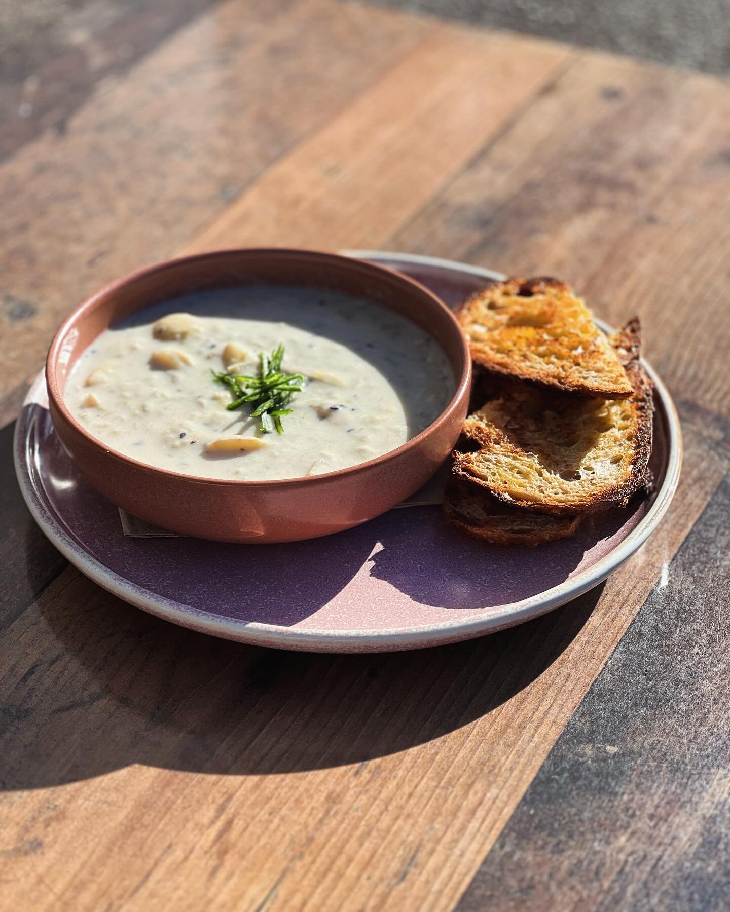 ~WINTER WARMUP~

Nip into @thebroodingcafe for your #warmup potato &amp; leek soup with sourdough. Only a little kick of warmth for this cold weekend ✨
