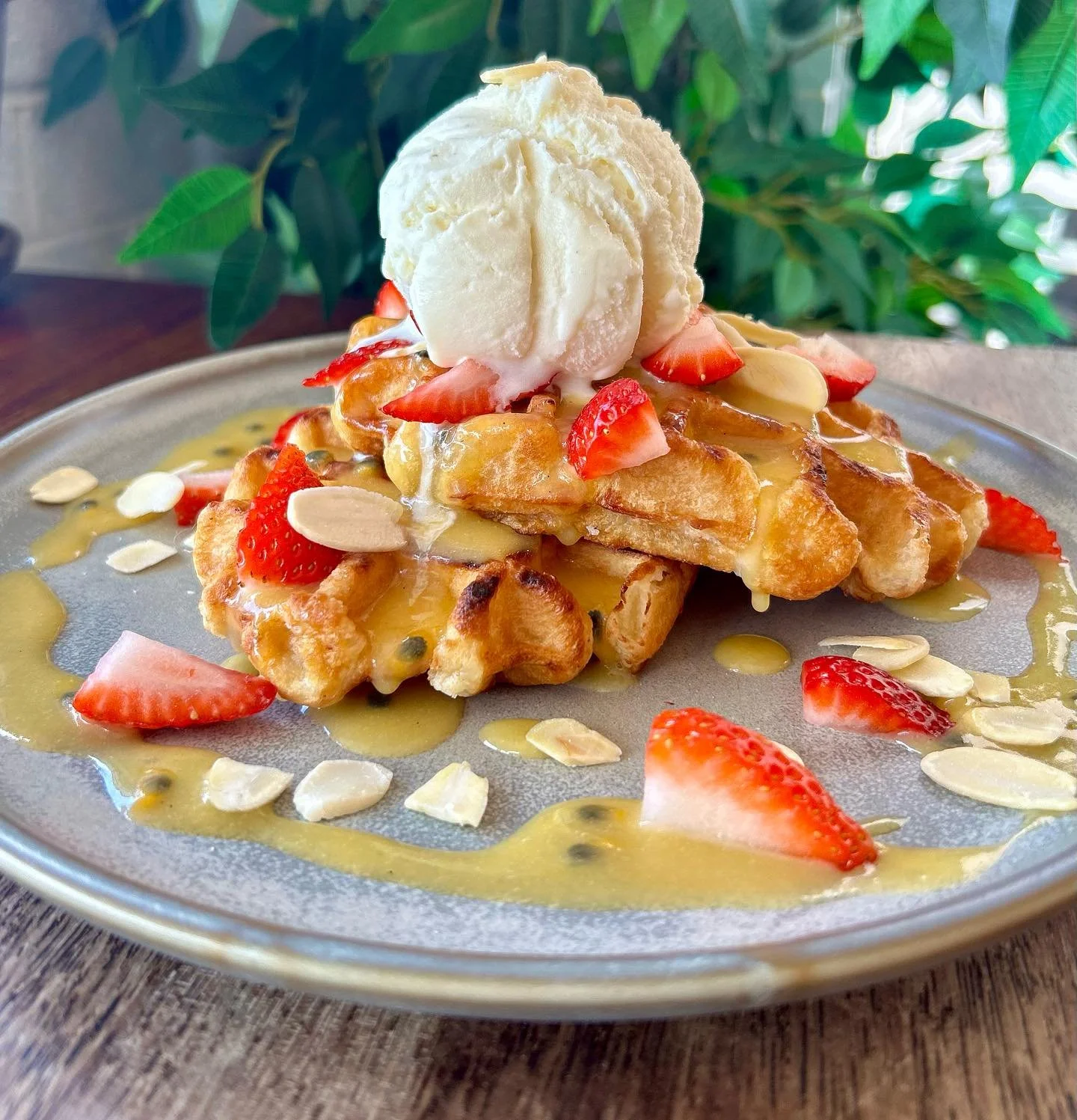 ✨New special for the weekend✨ 

WAFFLES 🧇 🍁 
2 warm toasted waffles with ice cream, fresh strawberries, our house made lemon and passion curd, topped with almond flakes and fresh mint. 🍋