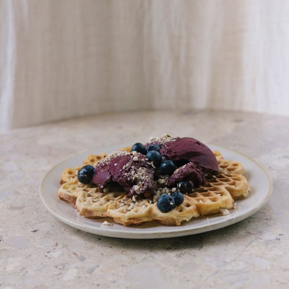 Grove vafler med Açaísorbet