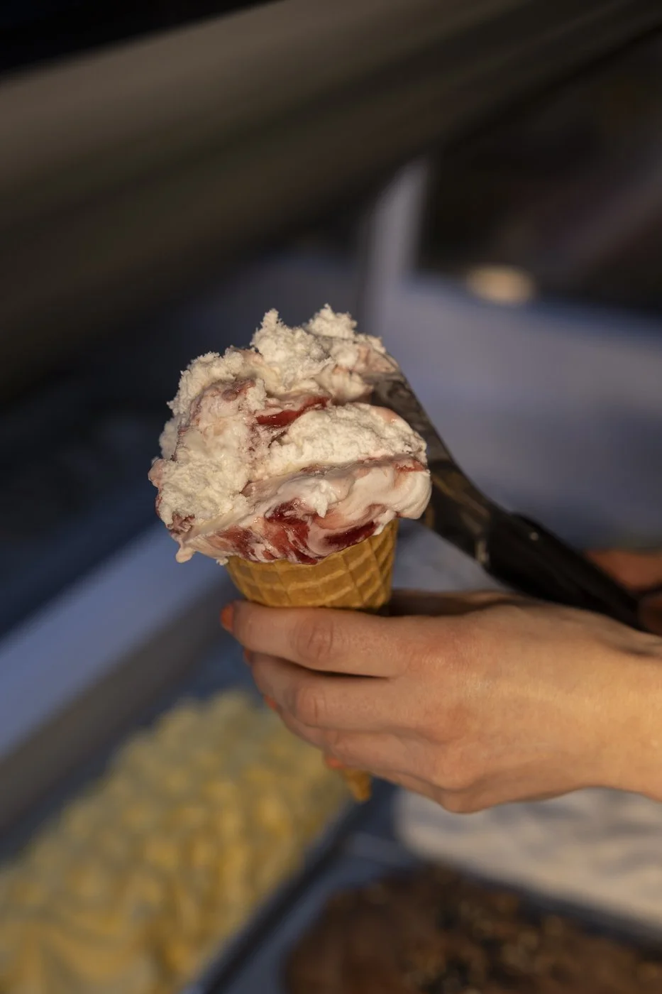 Kremet gelato med jordbærswirl skjes opp i kjeks – Isdalen