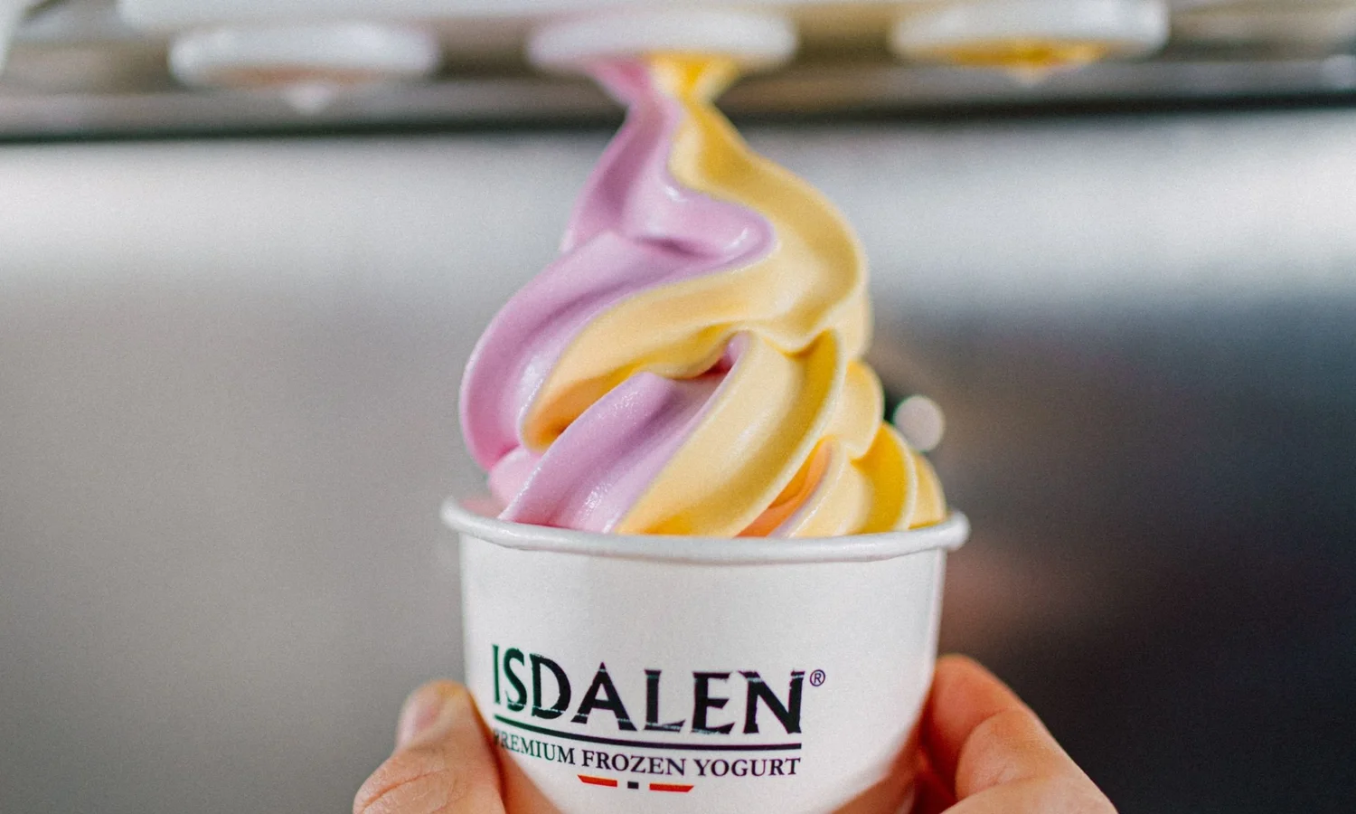 Soft serve twist med jordbær og mango rett fra maskinen – Isdalen
