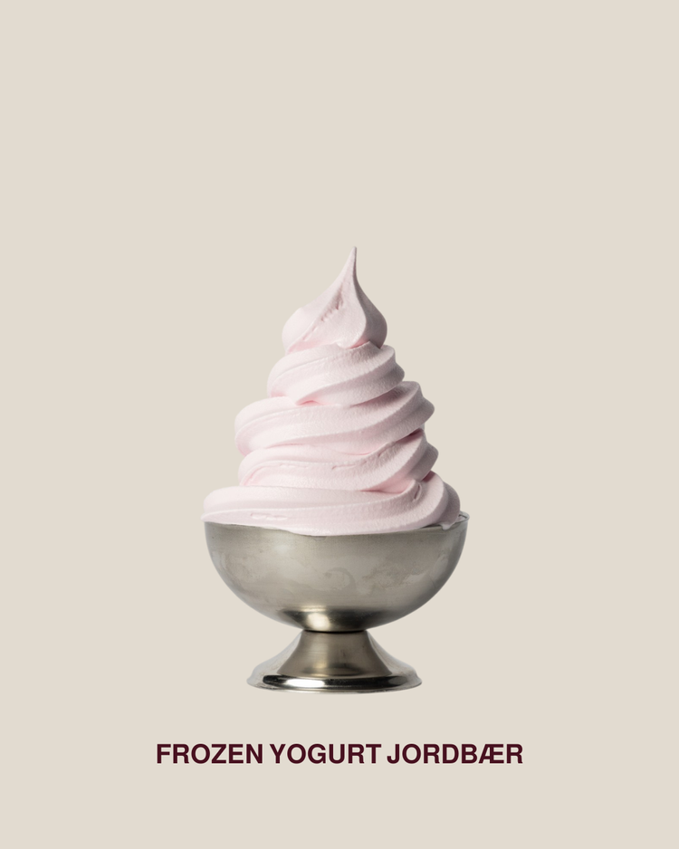 Frozen Yogurt Jordbær servert som soft serve i sølvskål