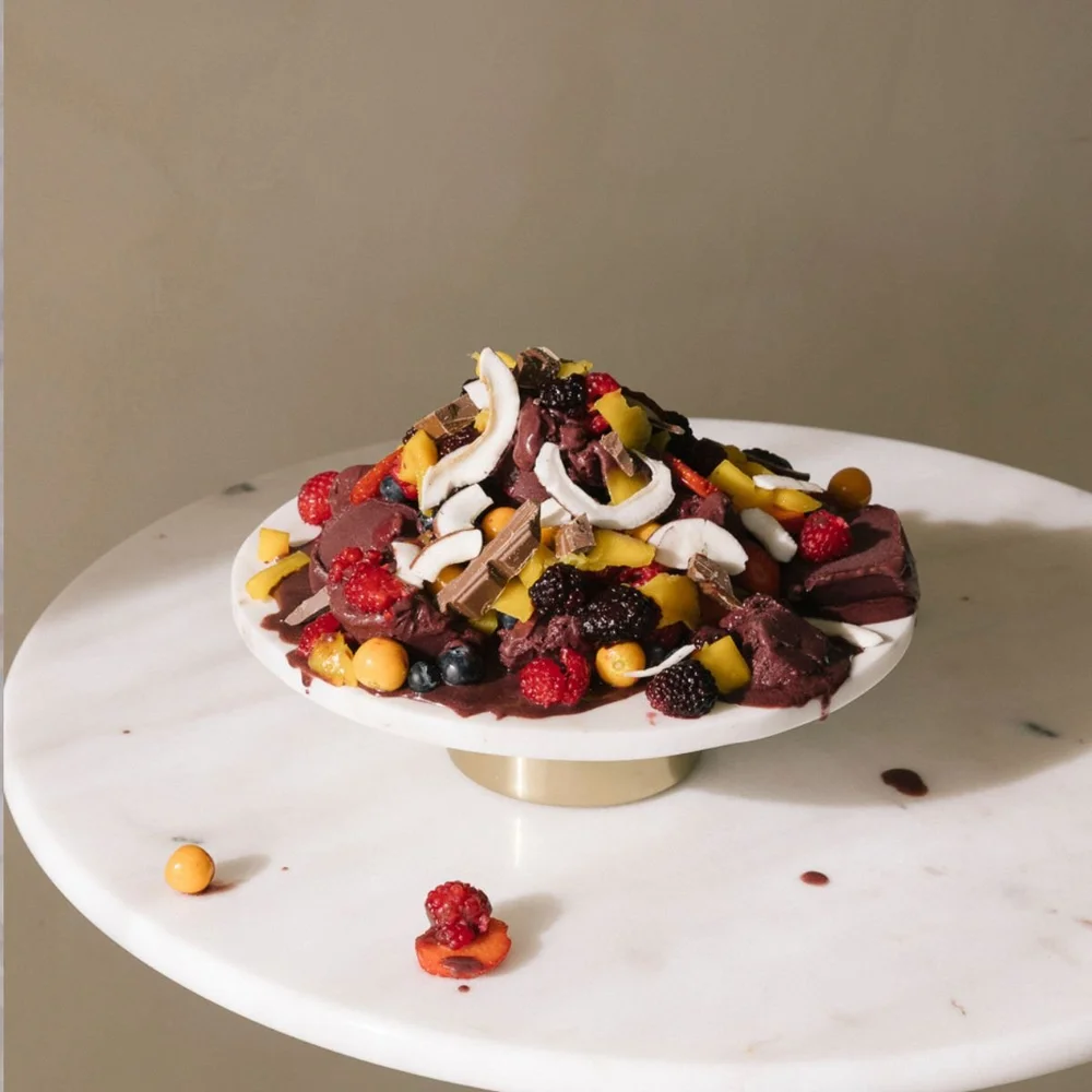 Açaí kake med bær og sjokolade