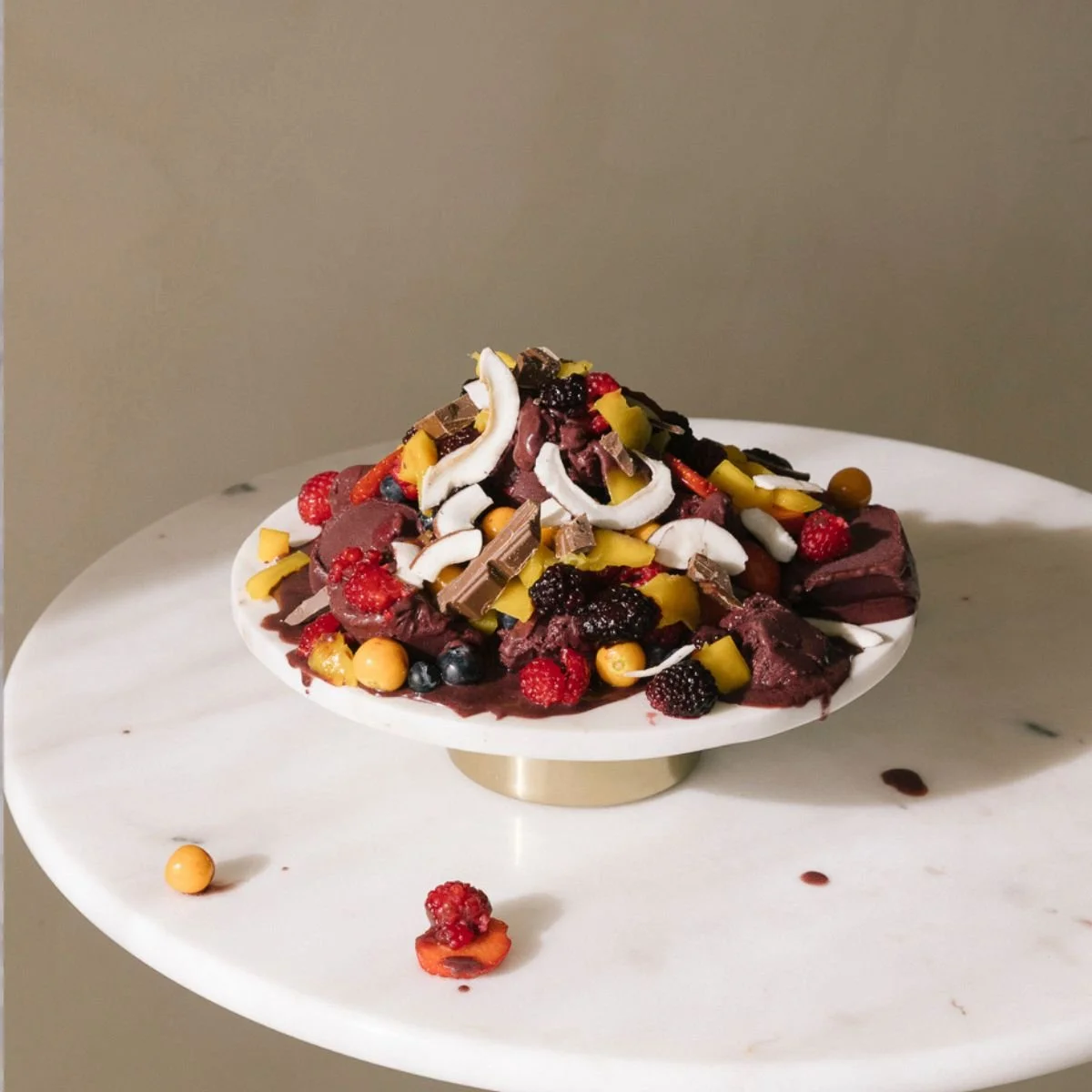 Açaí kake med bær, mango, kokos og sjokolade på kakefat fra Isdalen