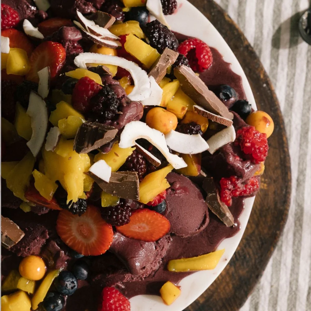 Açaí kake, nærbilde med bær og sjokolade – Isdalen