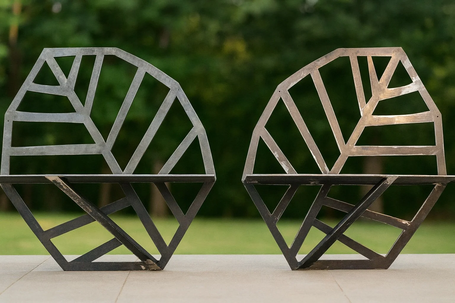 Deux sièges en métal modernes disposés face à face avec un arrière-plan de forêt