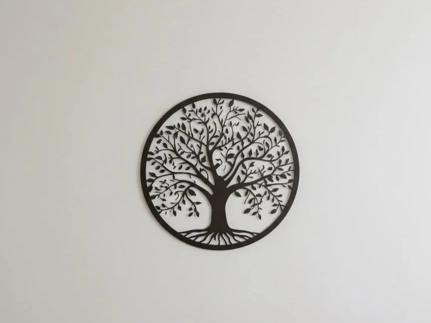 Décoration murale en métal représentant un arbre stylisé dans un cercle.