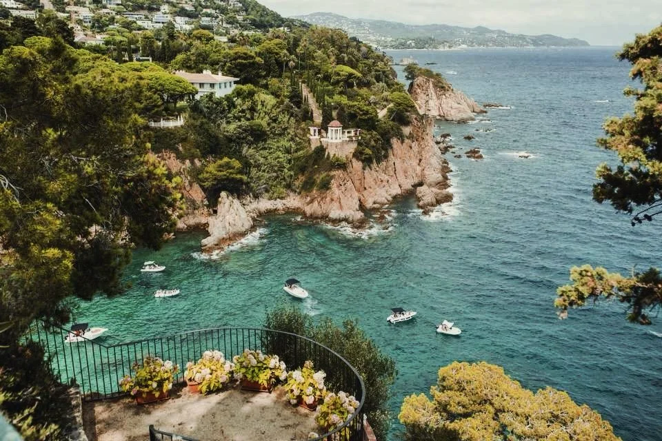 🌊 When I moved to Blanes, one of the very first places I was shown was @elconventdeblanes - I was captivated by the stories, the weddings, and the magic that surrounds this iconic venue.

Over the years, it&rsquo;s become a place I point out to ever