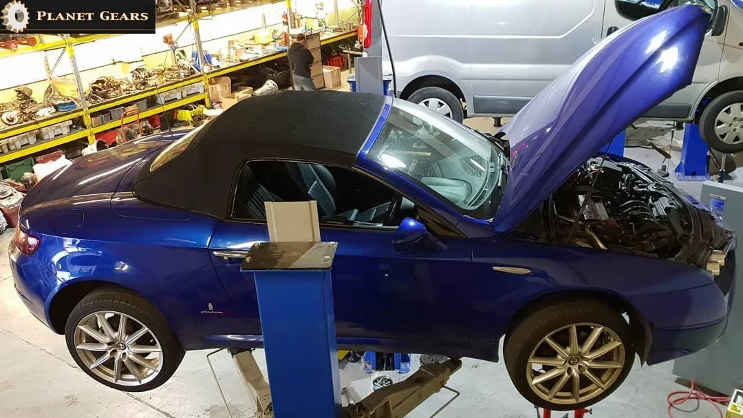 It's still sunny enough for the roof down, sporty little one for the weekend. Alfa ready to go #planetgears #alfaromeo #spider #gearbox #m32