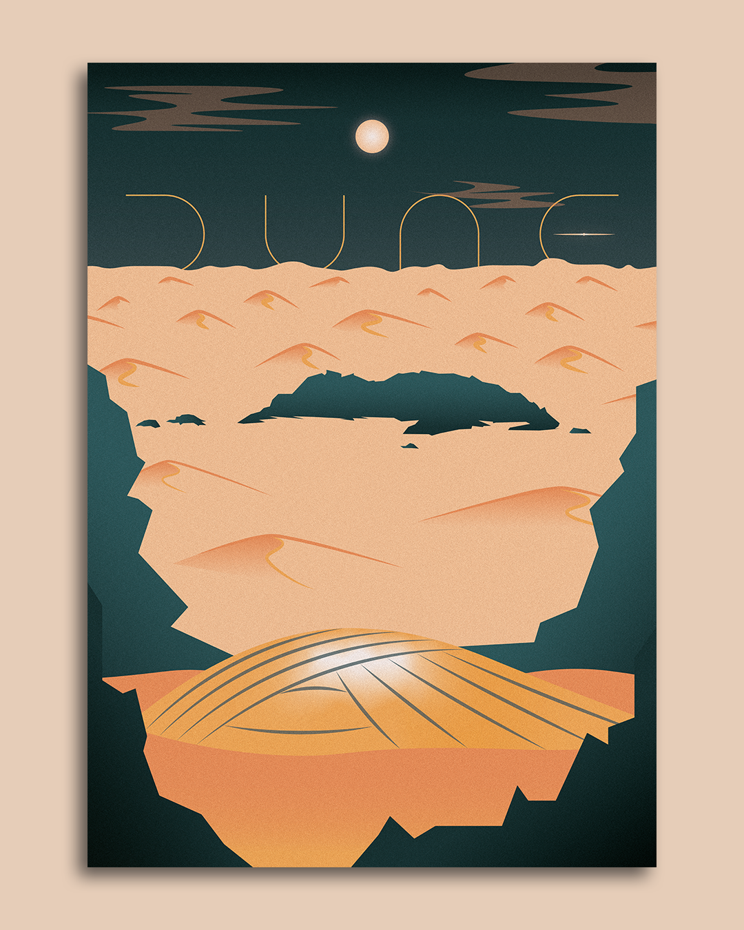 Illustration einer Wüstenlandschaft bei Nacht mit Mond, Sanddünen, Felsen, und Sonnenstrahlen auf dem Boden, mit dem Wort 'DUNE' im Himmel geschrieben.
