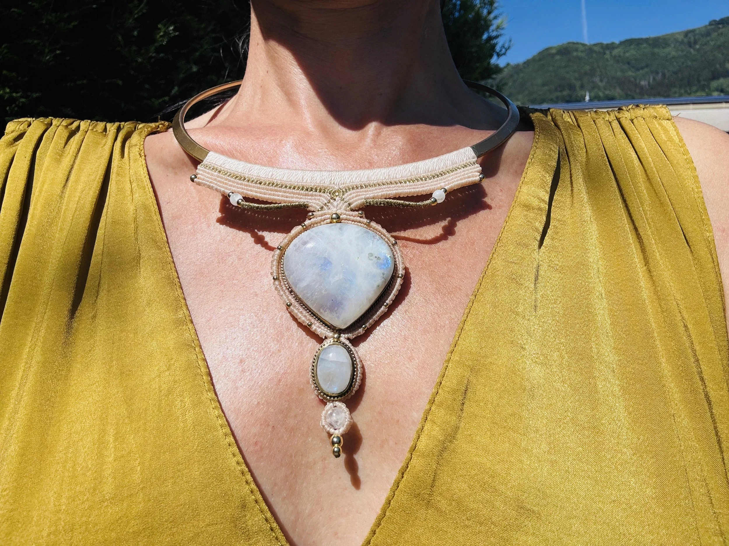 Collection capsule by Océane - Collier en macramé avec 3 pierres de lune