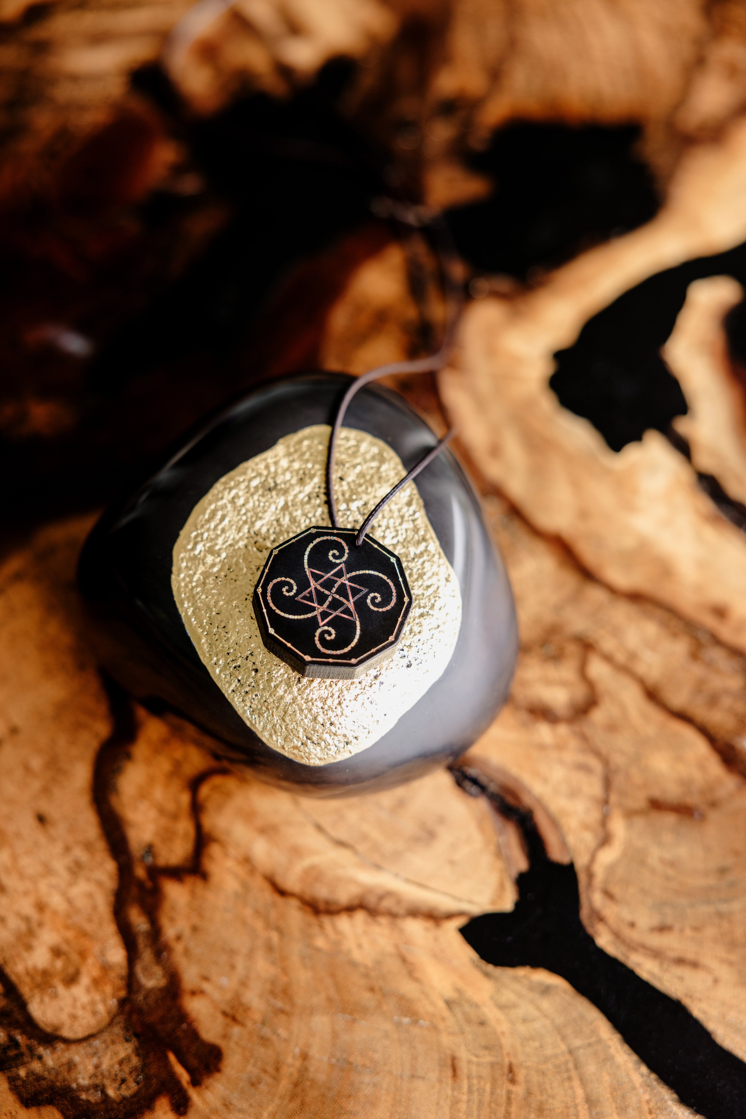 Happy Bloom - Pendentif en bois de noyer naturel et corde en cuir naturel