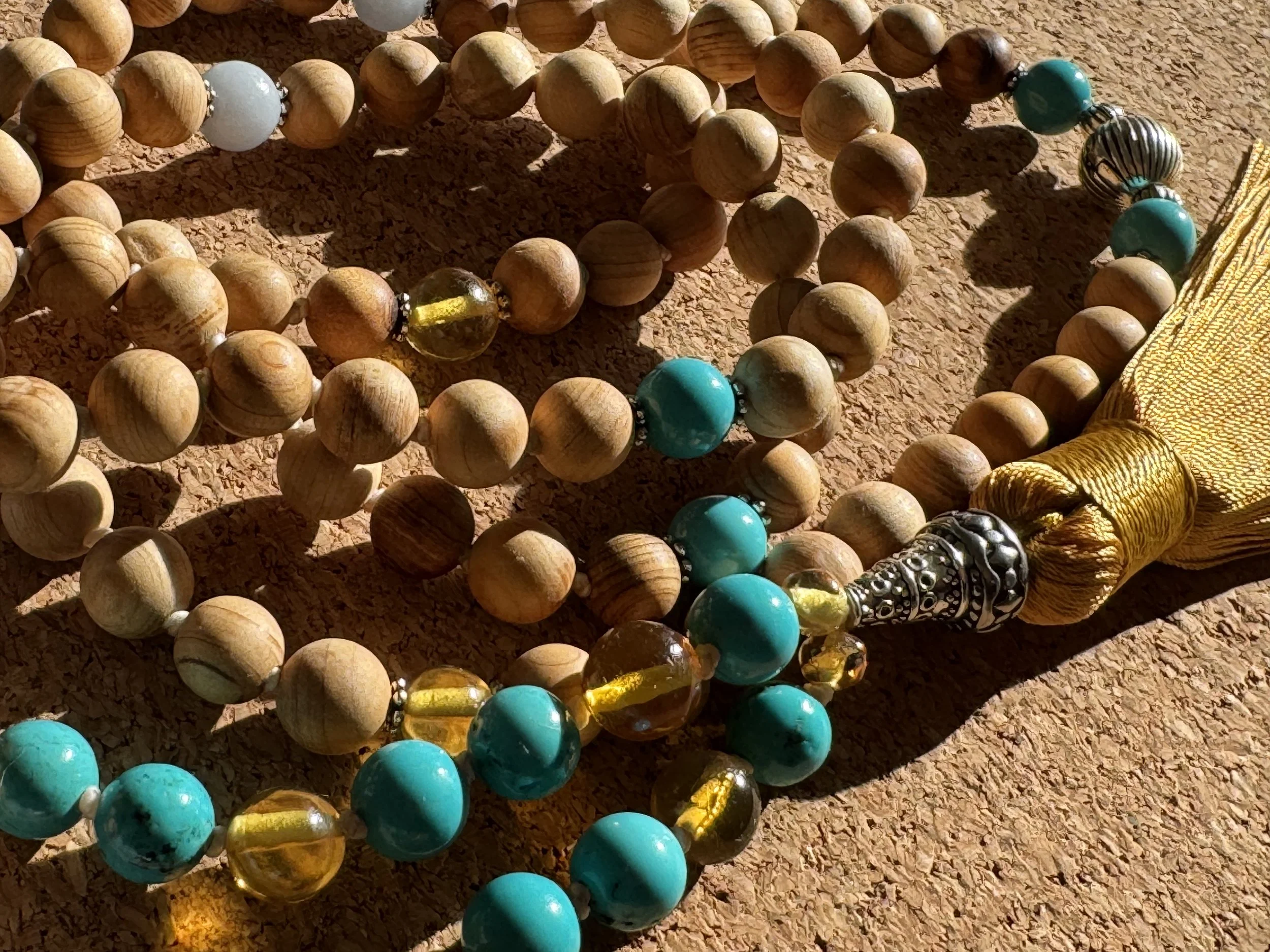Mala en perles de bois de cèdre du canada, ambre du Mexique, turquoise & angélite