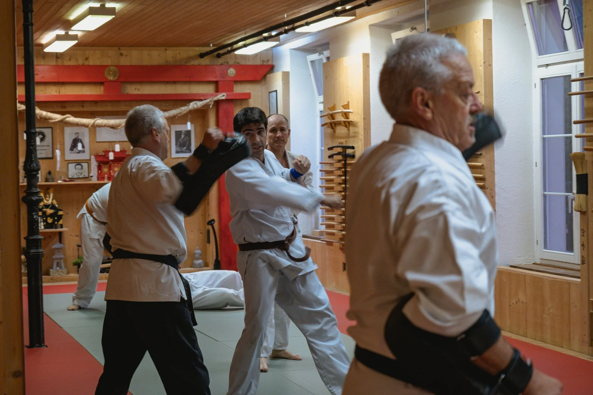 Menschen trainieren Pratzentraining in einem authentischen Dojo.