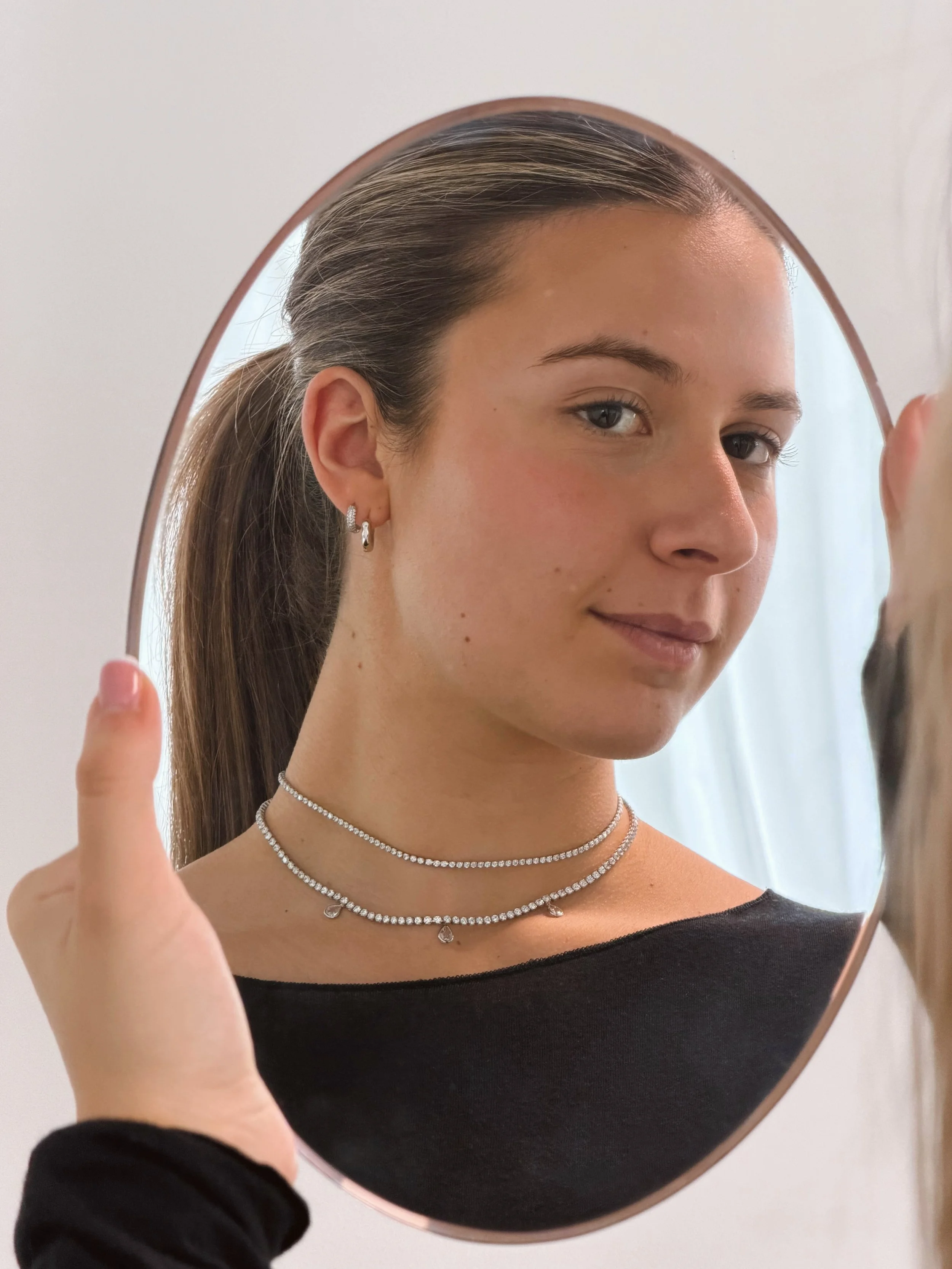 Une touche d&rsquo;&eacute;clat.
Une allure diff&eacute;rente.
Le m&ecirc;me reflet de confiance 🪞✨

Parce qu&rsquo;un bijou peut tout changer, sans jamais en faire trop. ORA 💛 #orabold #bijouxtendance #jewelryaddict #confiance #chokerlove