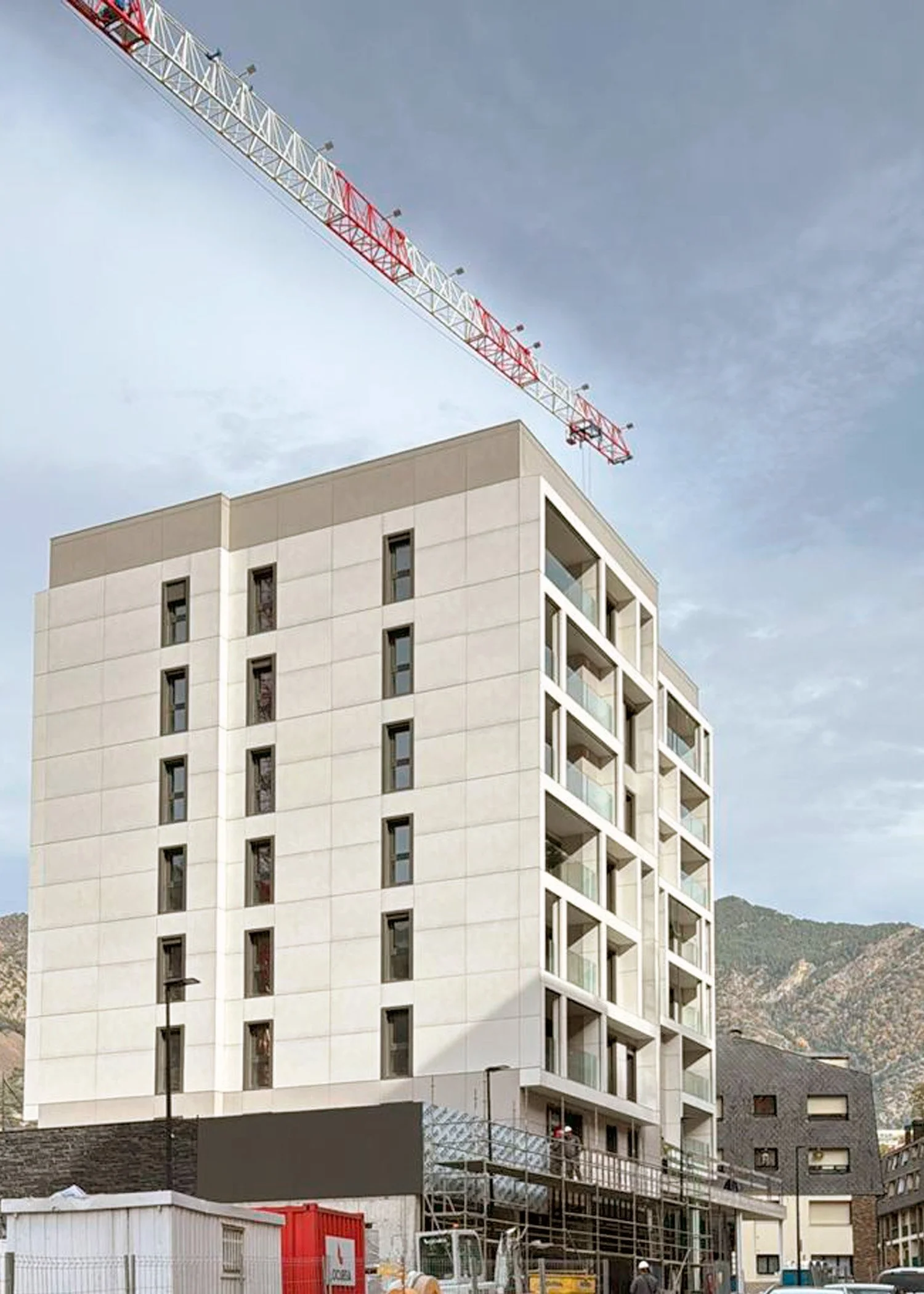 Proceso de trabajo en obra nueva de Mármoles y granito La Torreta, especialistas en fabricación e instalación de encimeras, aplacados y revestimientos en mármol, granito y superficies técnicas. Garantizando la calidad y precisión.