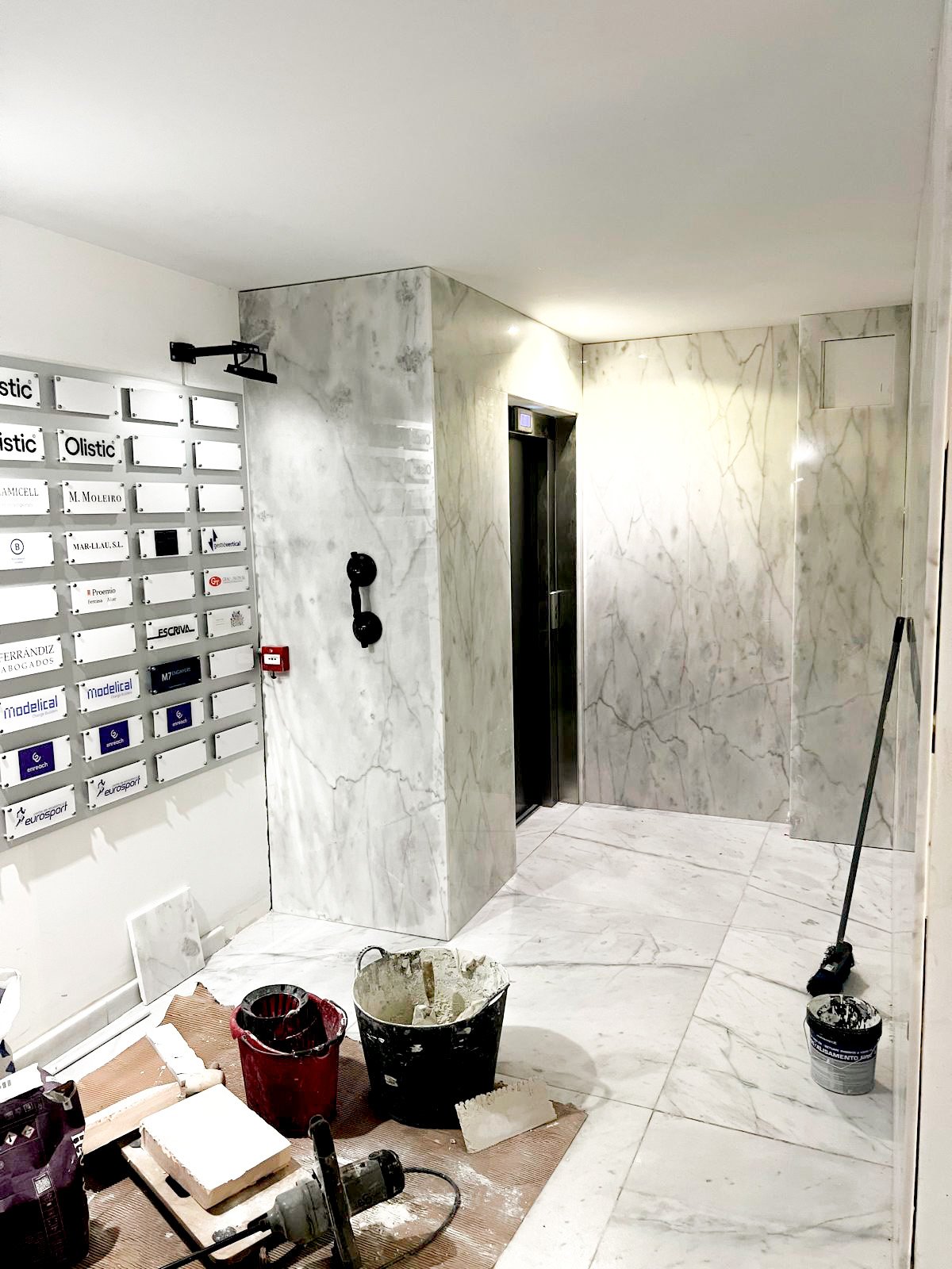 Proceso de trabajo en obra nueva de Mármoles y granito La Torreta, especialistas en fabricación e instalación de encimeras, aplacados y revestimientos en mármol, granito y superficies técnicas. Garantizando la calidad y precisión.