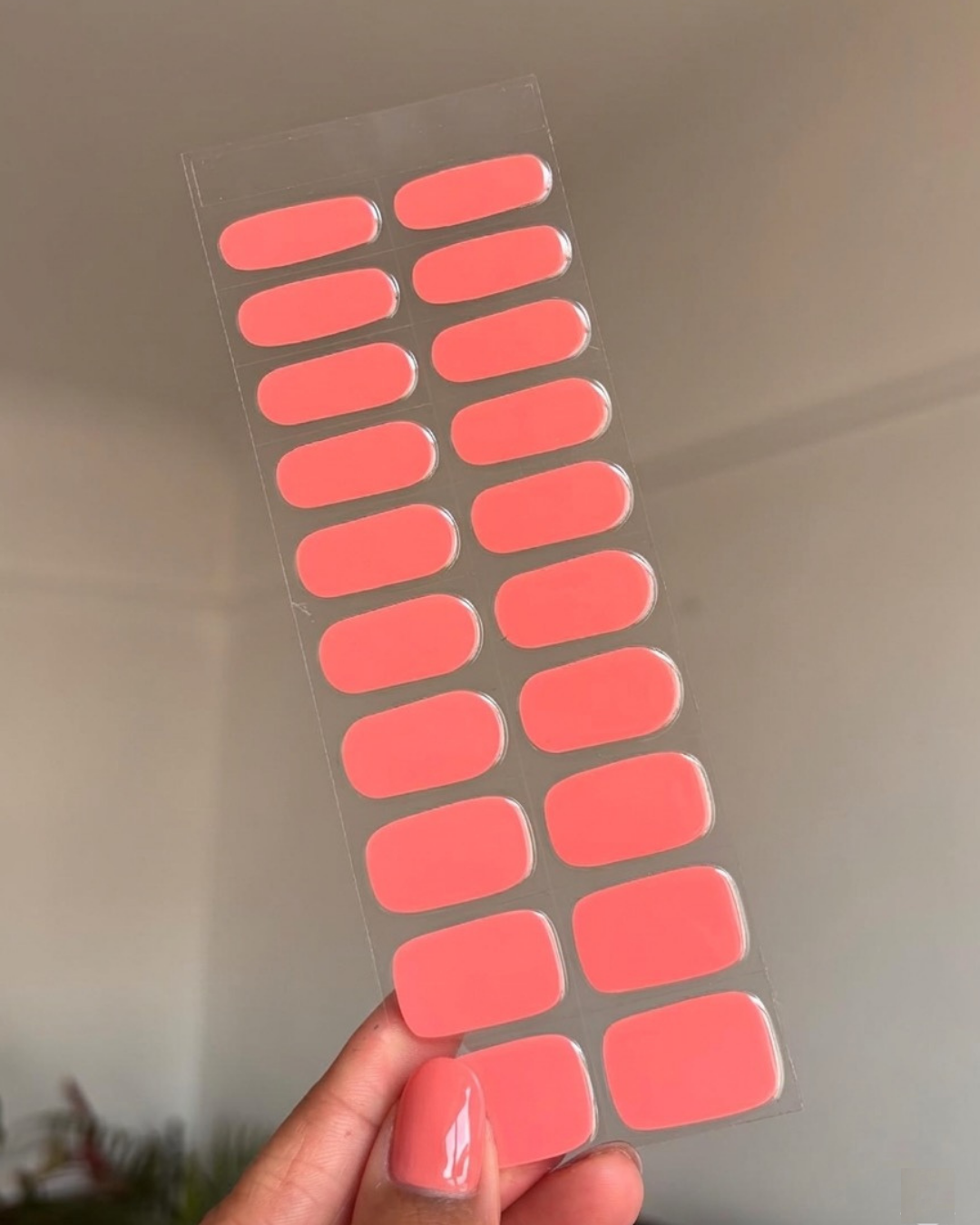 bande de vernis couleur corail pêche.png