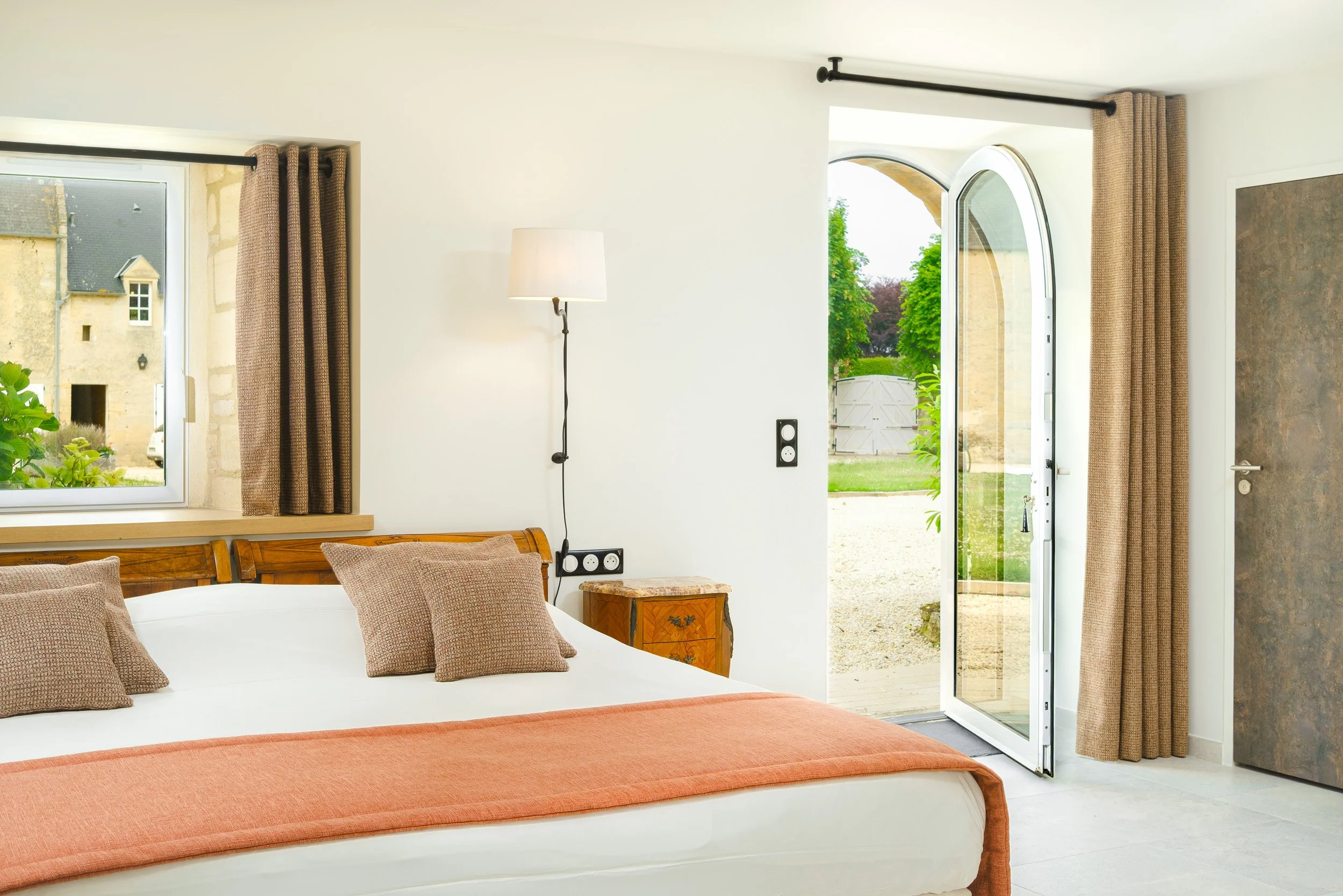 Intérieur soigneusement décoré d’un logement proche de la mer et de la campagne, ambiance douce et accueillante — Guillaume Auray-Runel photographe location saisonnière Côte Fleurie