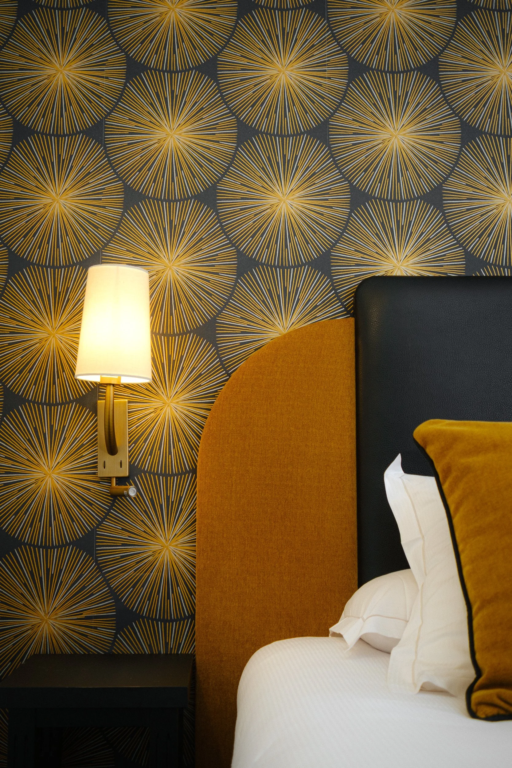 Détail d’une chambre d’hôtel élégante avec lampe et tête de lit contemporaine, ambiance feutrée et raffinée — Guillaume Auray-Runel photographe décoration hôtel Caen