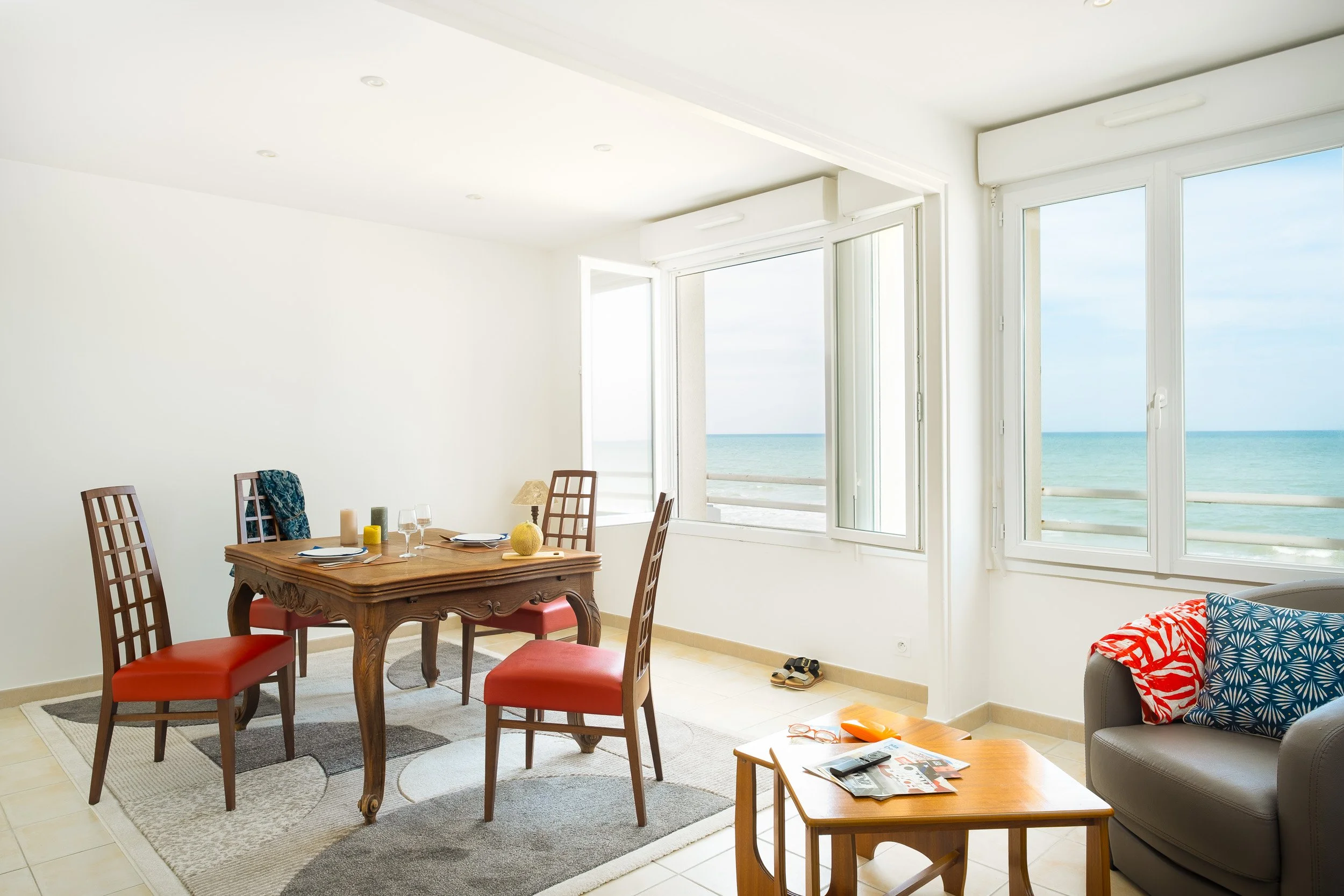Appartement lumineux avec vue directe sur la mer, atmosphère calme et ouverte sur le littoral — Guillaume Auray-Runel photographe location saisonnière Normandie