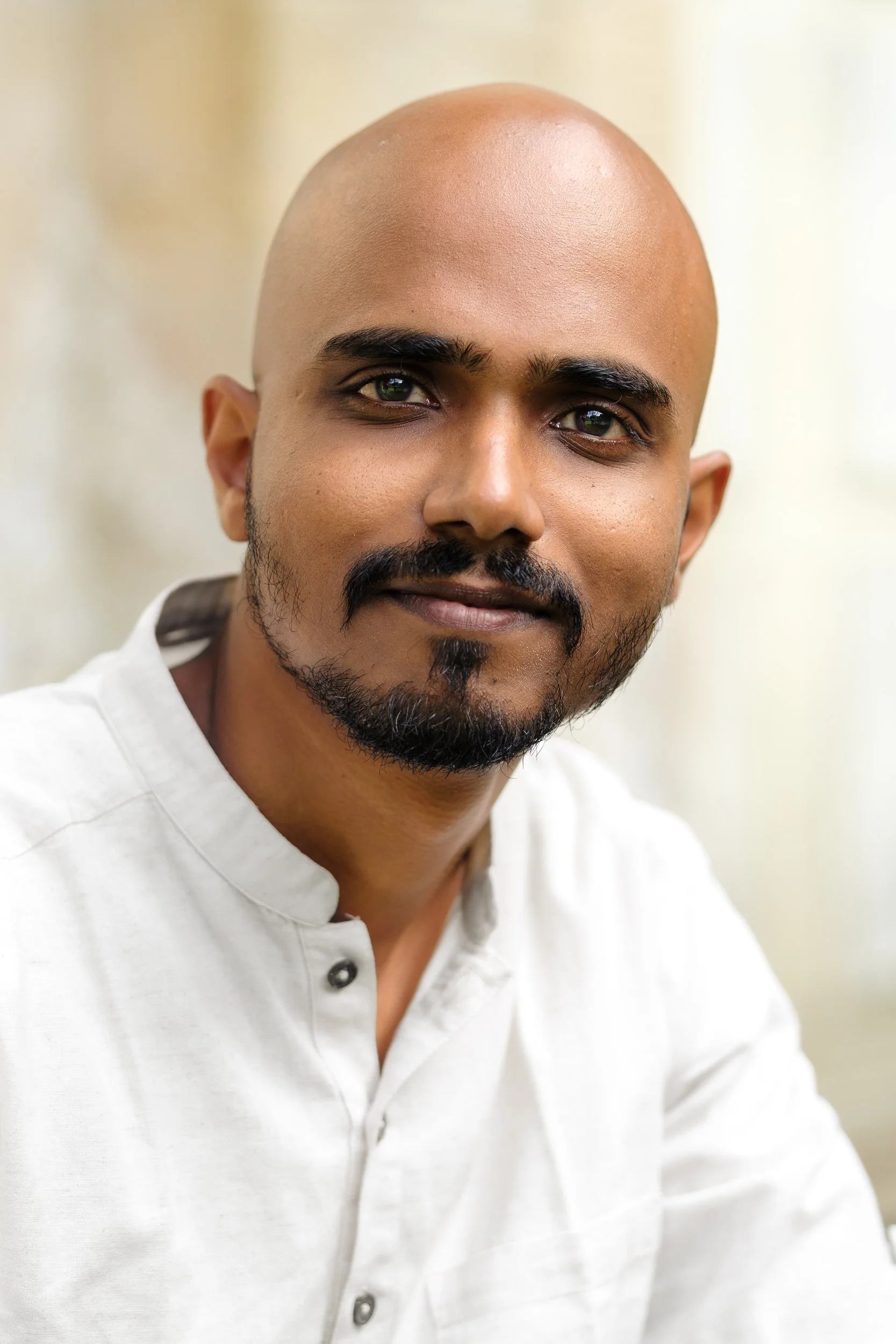 Portrait professionnel homme souriant, approche authentique — Guillaume Auray-Runel photographe Caen