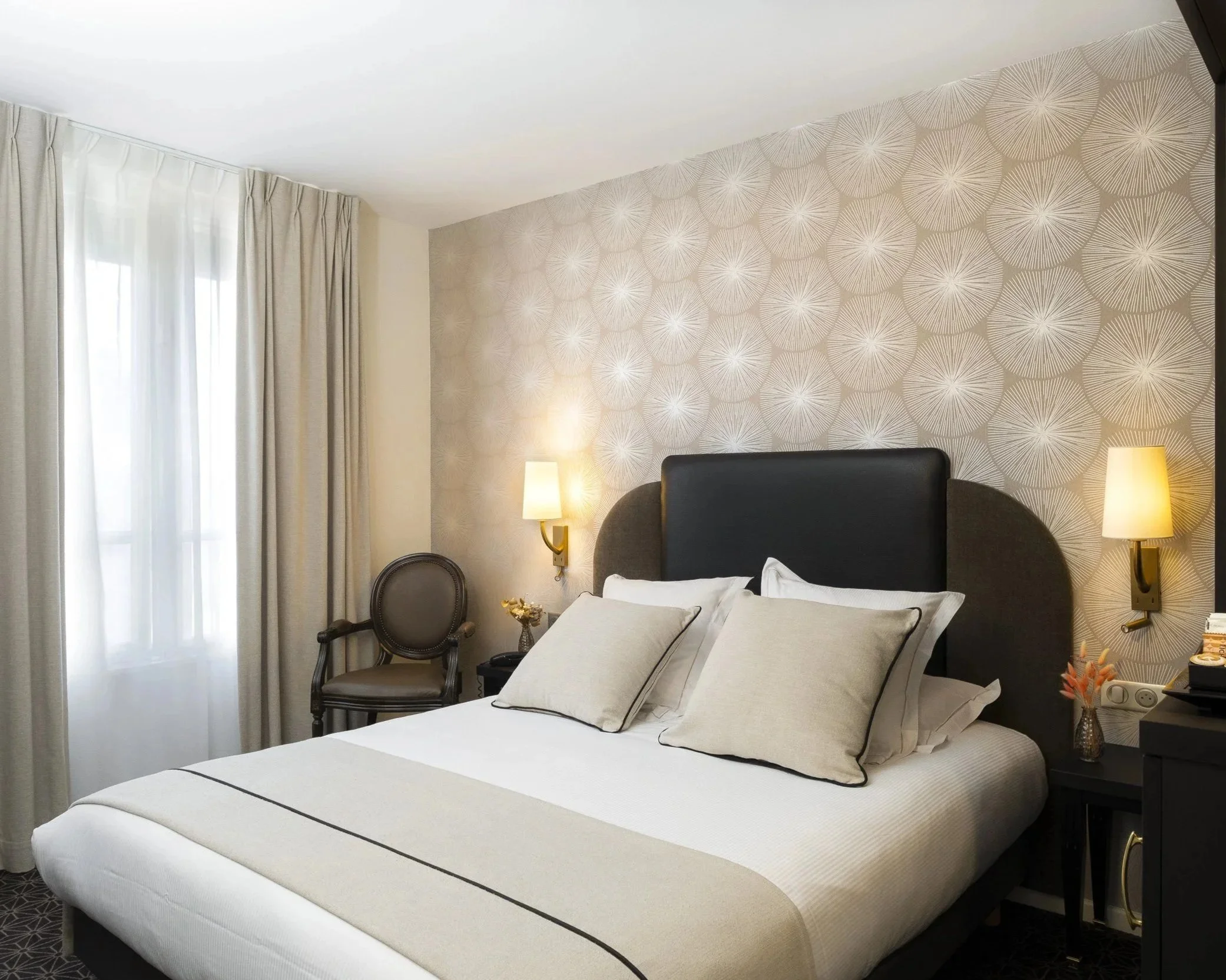Chambre d'hôtel contemporaine et lumineuse, ambiance épurée — Guillaume Auray-Runel photographe hôtellerie Normandie