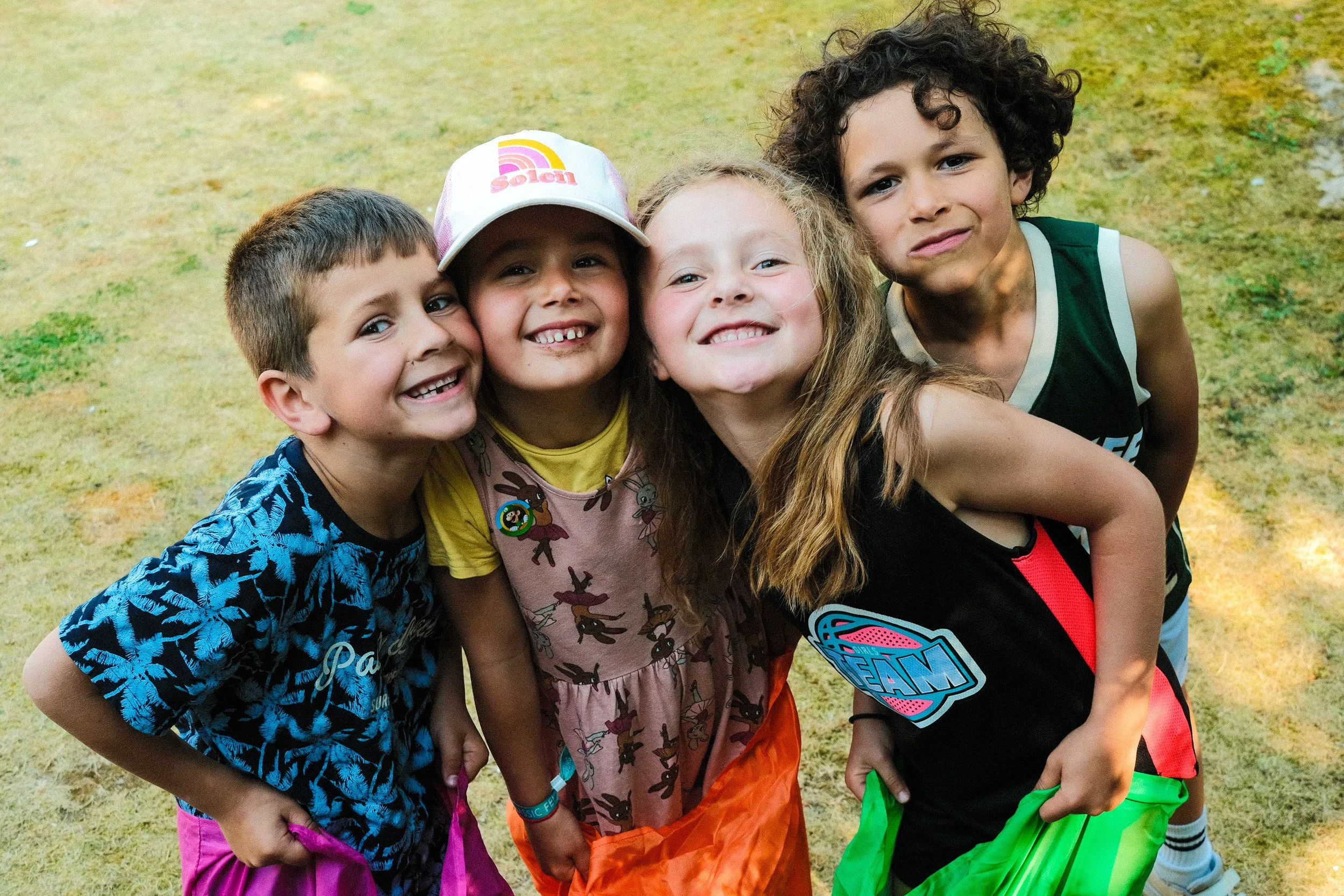 Portrait de groupe d'enfants souriants, image vivante et lumineuse — Guillaume Auray-Runel photographe enfants Caen