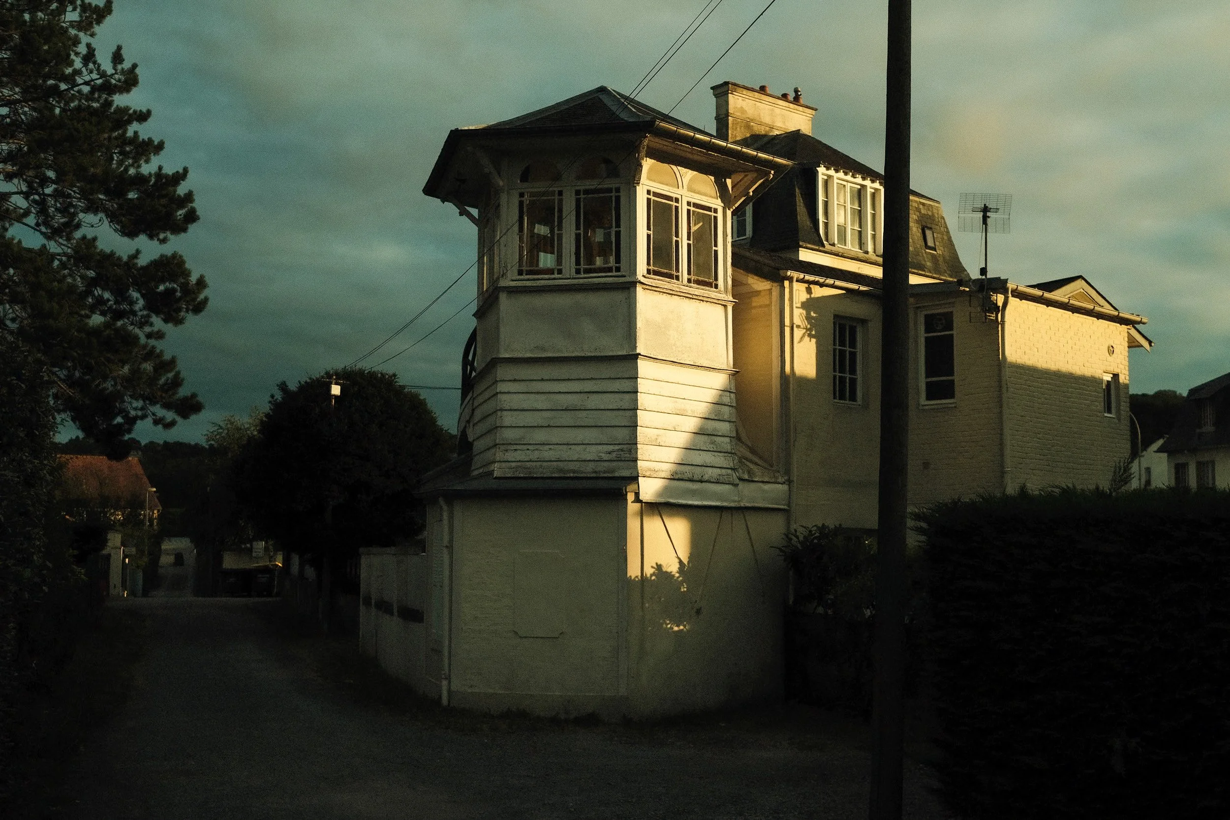 Maison de la Côte Fleurie au coucher du soleil, lumière chaude et atmosphère normande — Guillaume Auray-Runel photographe